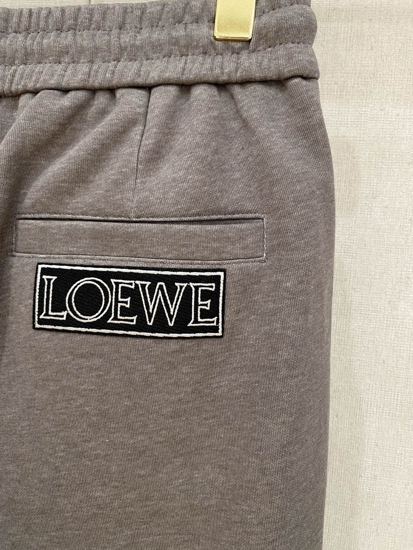 Loewe 2025秋冬最新休闲裤 潮人必备 版型超赞，能很好的修复各种腿型，非常个性！柔软排汗，舒适度