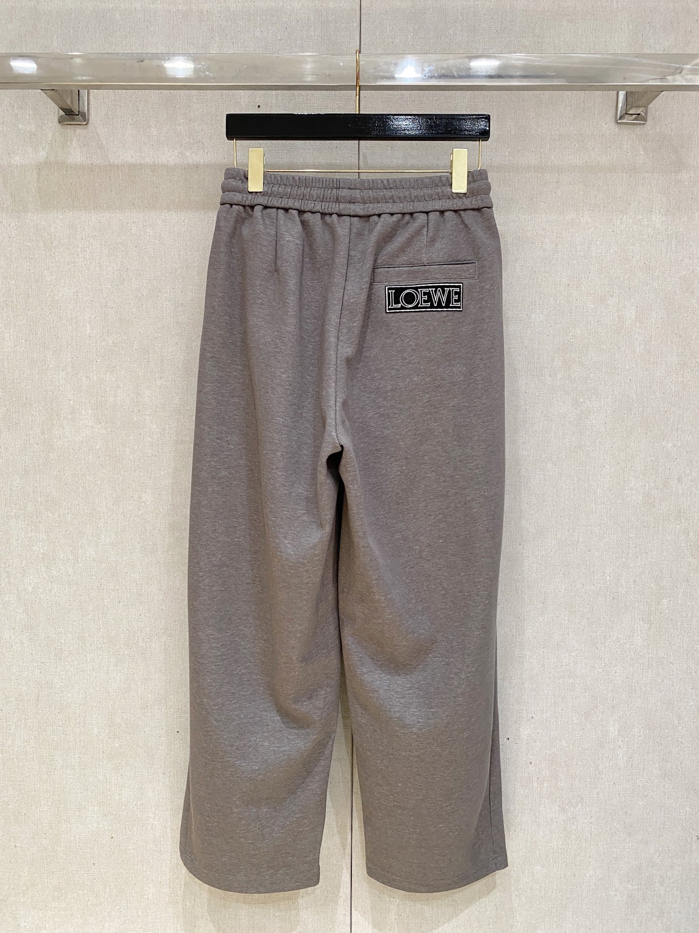 Loewe 2025秋冬最新休闲裤 潮人必备 版型超赞，能很好的修复各种腿型，非常个性！柔软排汗，舒适度