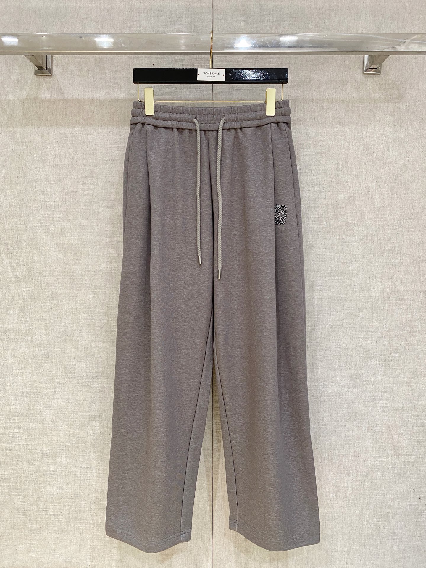 Loewe 2025秋冬最新休闲裤 潮人必备 版型超赞，能很好的修复各种腿型，非常个性！柔软排汗，舒适度