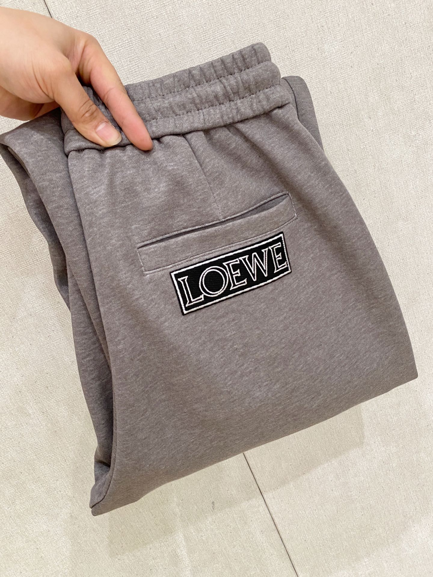 NO:612305,Loewe's latest casual pants for autumn and winter 2025 are a must-have for fashionistas. They have a great shape and can well repair various leg shapes. They are very personalized!  Soft and sweat-wicking, extremely comfortable. The waistband of the trouser legs is customized with elastic elastic bands and original accessories details. The upper body is sporty, casual and fashionable, a must-have for leisure and travel. Sizes 29-36, loewe, alexander wang19860909Loewe 2025秋冬最新休闲裤 潮人必备 版型超赞,能很好的修复各种腿型,非常个性！柔软排汗,舒适度极高.裤腿腰部订制松紧橡筋、原版辅料细节.上身运动休闲时尚,出街休闲、外出旅游必备 尺码29-36,,loewe,alexander wang,Men's clothing