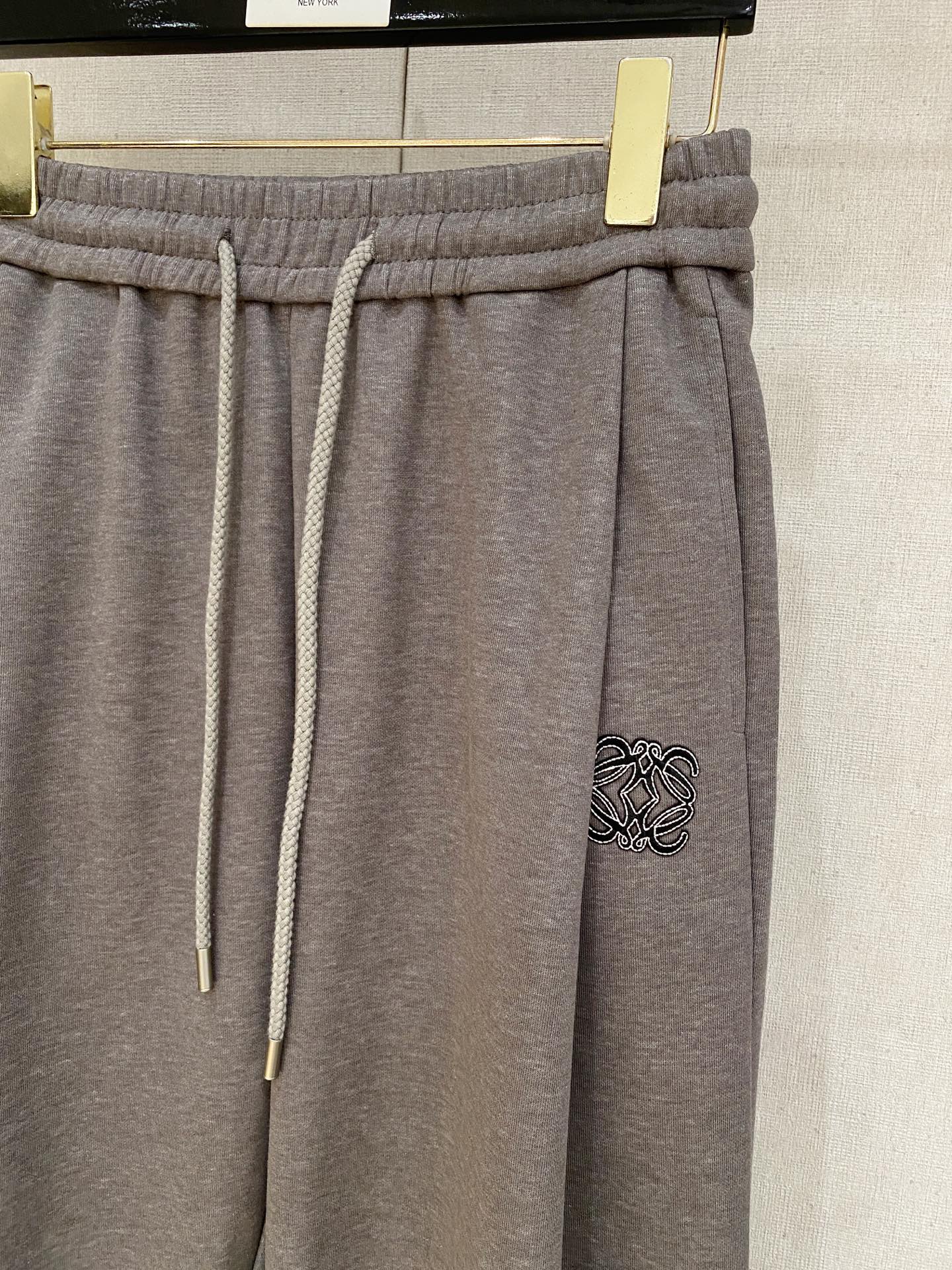 Loewe 2025秋冬最新休闲裤 潮人必备 版型超赞，能很好的修复各种腿型，非常个性！柔软排汗，舒适度