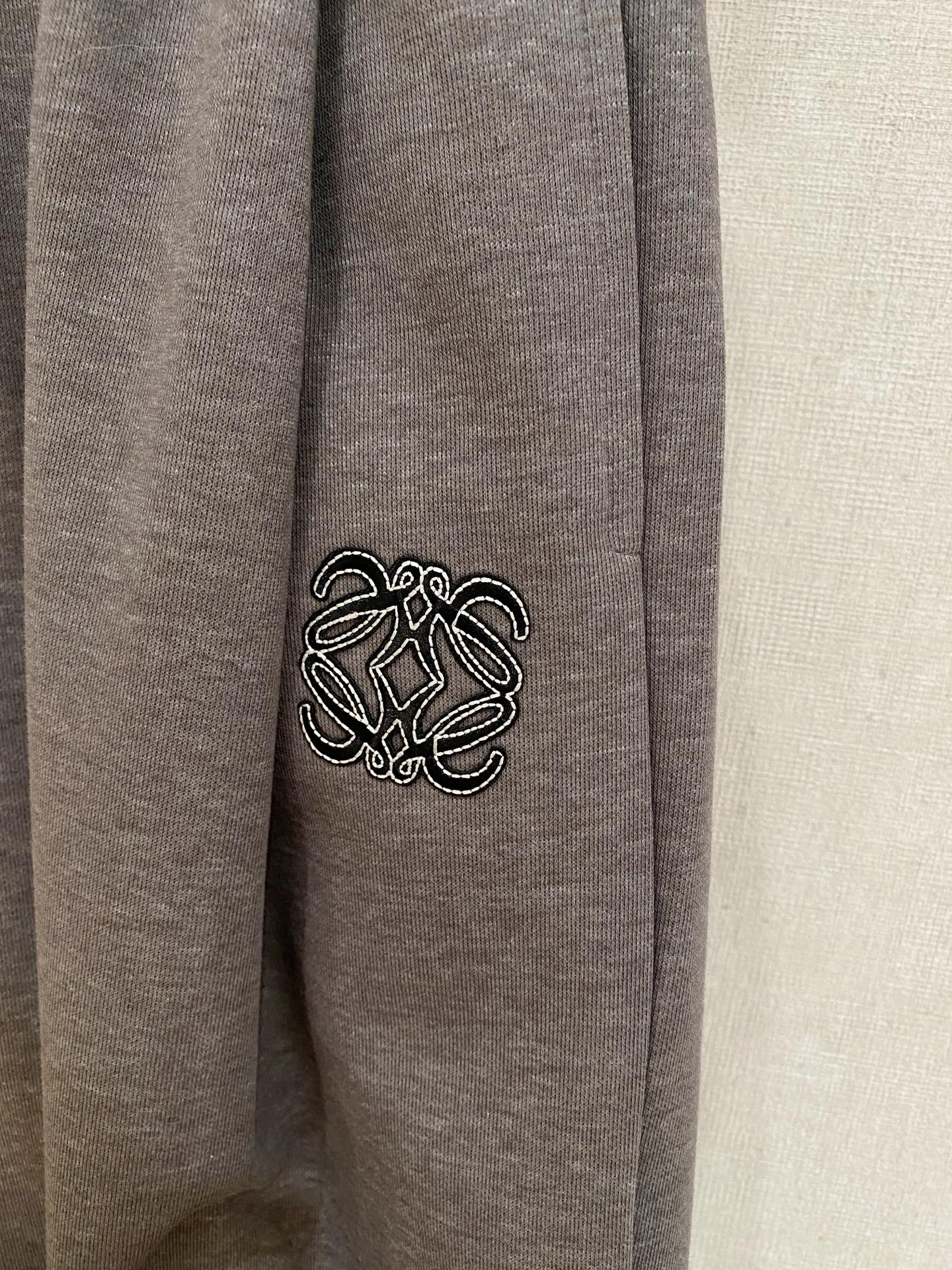 Loewe 2025秋冬最新休闲裤 潮人必备 版型超赞，能很好的修复各种腿型，非常个性！柔软排汗，舒适度