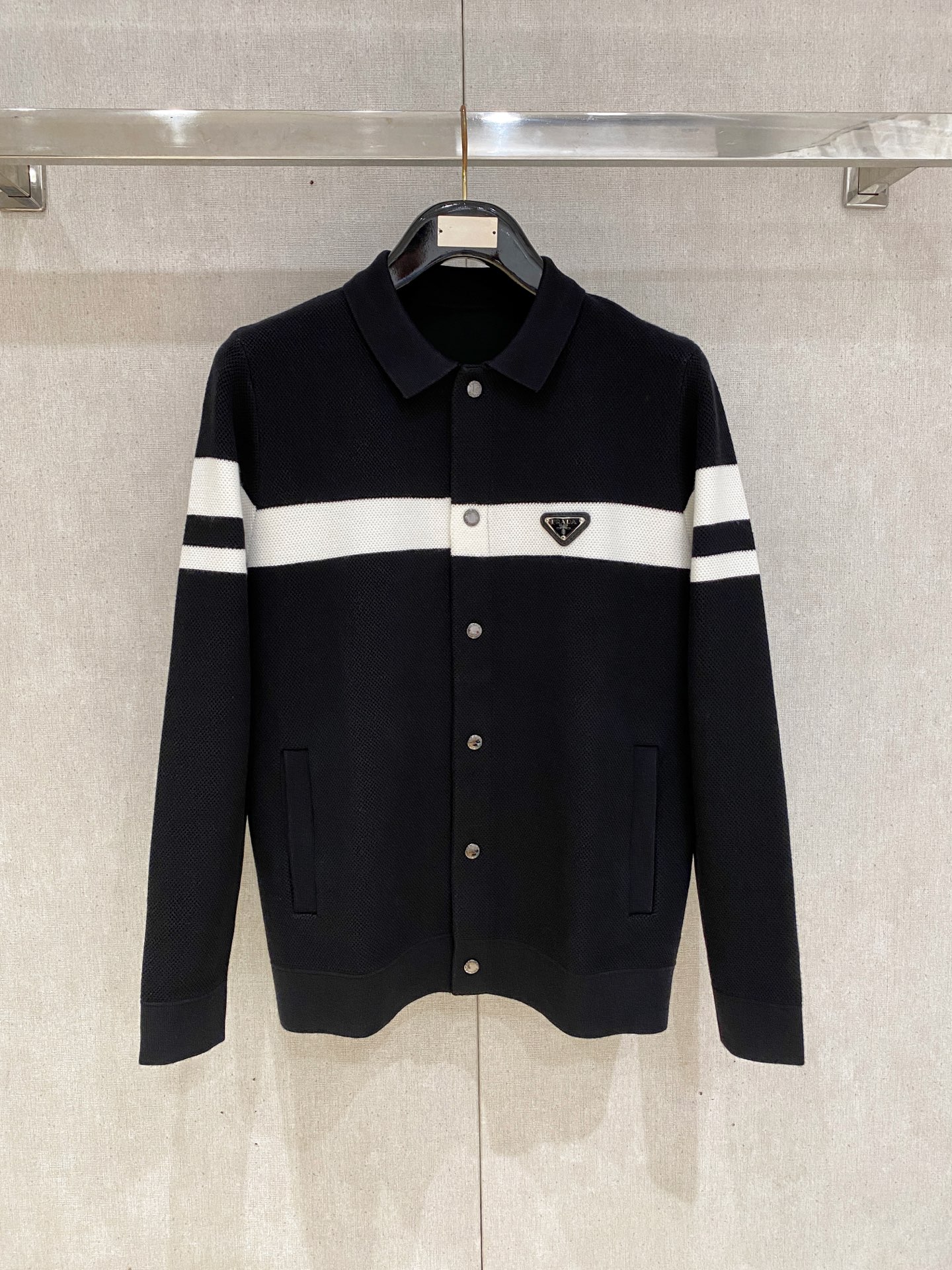 NO:621980,Prada's new autumn and winter zipper wool jacket is made of imported high-end wool blended fabrics, top-notch production technology, and first-class feel!  Super thick and warm, the classic color upper body is very energetic, and can be worn in a variety of styles, suitable for casual business, daily life, and fashion trends!  The overall quality and fashion sense are extremely outstanding, bringing extraordinary clothing taste.. Size M-3XL,, prada, jackets & coats, alexander wang19860909普拉达 秋冬新款拉链羊毛外套采用进口高端羊毛混纺面料,顶级制作工艺,手感一流！超厚实保暖 经典颜色上身很显精气神,多种风格穿搭,休闲商务、日常生活、时尚潮流均可驾驭！整体不论是档次还是时尚感都是极为出色的,带来非凡的衣着品味..码数M-3XL,,prada,jackets & coats,alexander wang,Men's clothing