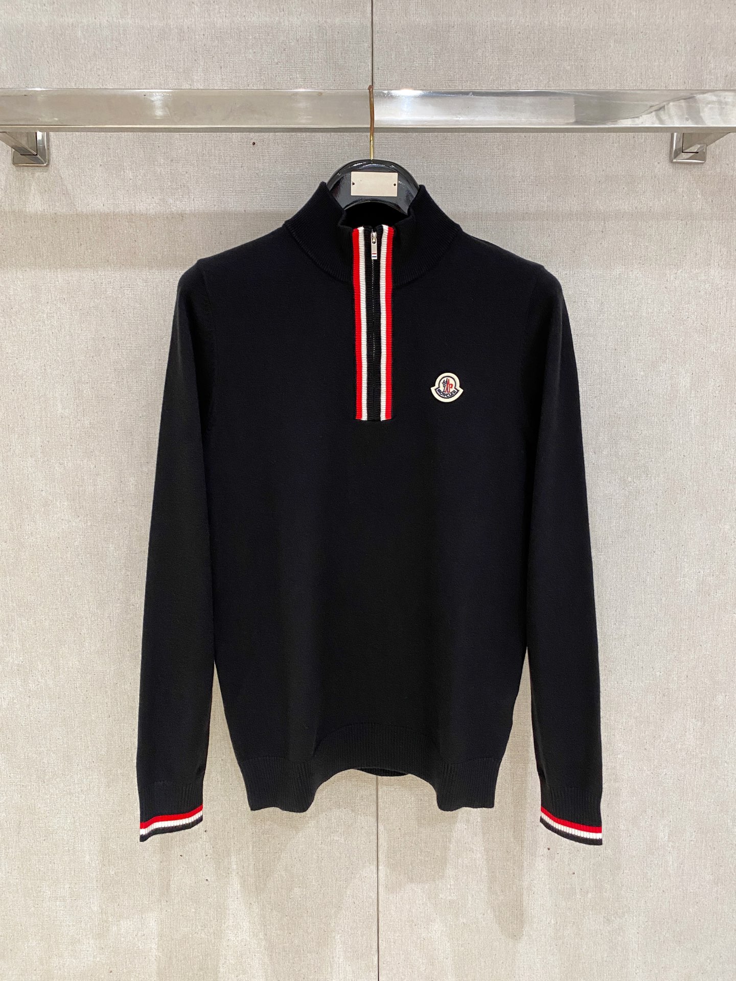 NO:621984,Meng Mouth new wool sweater for autumn and winter. High-quality Italian imported wool blended fabric, high-density knitting, fashionable and versatile sweater, very handsome. Classic logo logo is more durable and less likely to deform. Counter version, various styles can be easily held. The classic fashion style that is sought after every year has become popular all over the world!  Size M-3XL (please state your height and weight when placing an order),,Moncler,sweaters,alexander wang19860909蒙口 秋冬新款羊毛毛衣 高品质意大利进口羊毛混纺面料,高密度针织,时尚百搭毛衣,帅气十足.经典Logo标志 更耐穿更加不易变形,专柜版型,各种风格都能轻松Hold住,年年被追捧的经典时尚款 已经风靡全球！ 码数M-3XL(下单请报身高体重),,Moncler,sweaters,alexander wang,Men's clothing