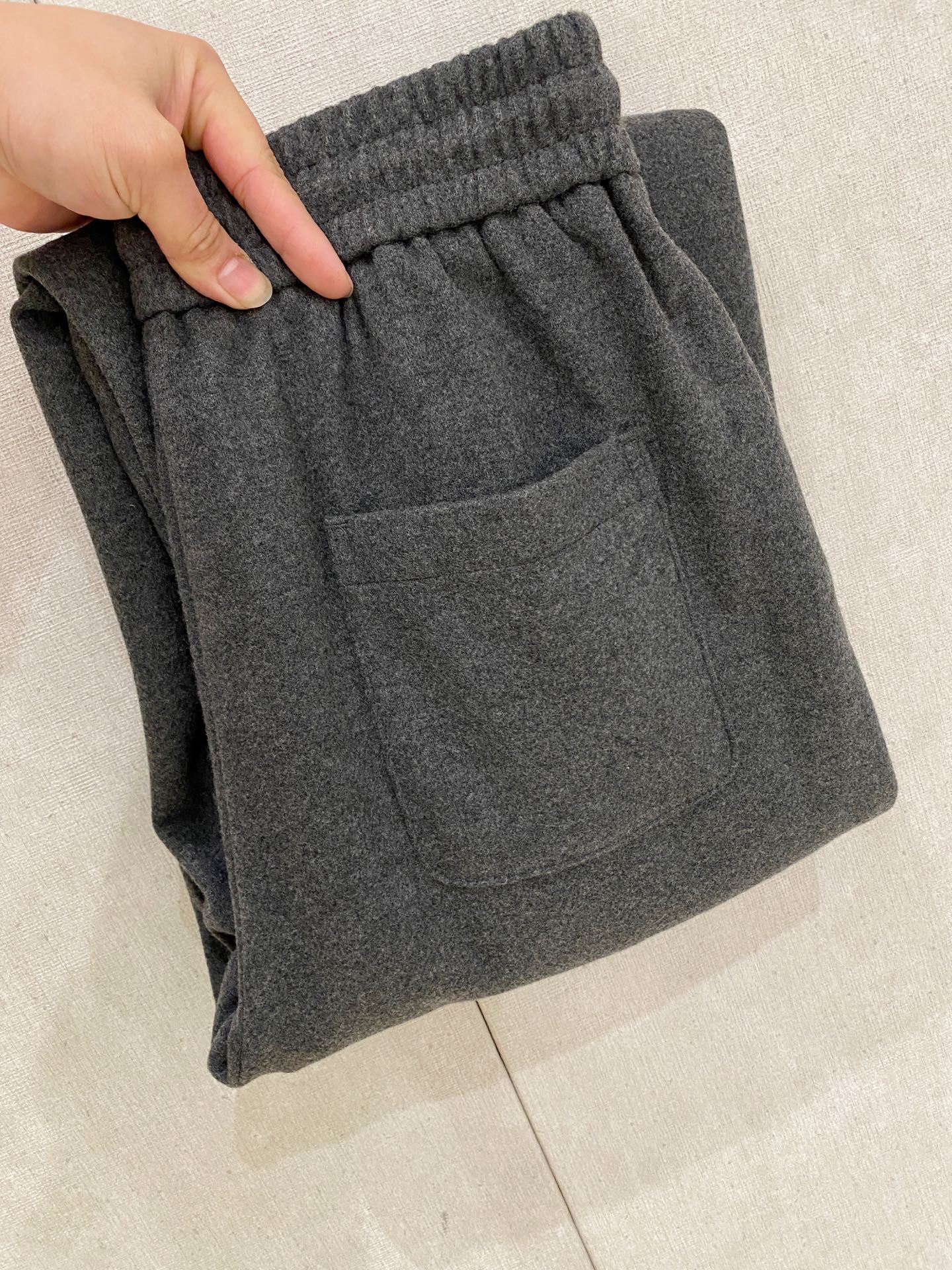 NO:657972,2025 [New Product] New Cashmere Pants for Autumn and Winter. High-quality Italian imported wool fabric, high-density knitting, fashionable and versatile sweater, very handsome. Durable and not easy to deform, can be easily held in various styles, and is a classic fashion model that is sought after every year. Complete with three standards. High-quality bulk goods. Size M-XXL, sweaters, alexander wang198609092025【新品】秋冬新款羊绒裤 高品质意大利进口羊毛面料,高密度针织,时尚百搭毛衣,帅气十足.耐穿不易变形,版型,各种风格都能轻松Hold住,年年被追捧的经典时尚款 三标齐全 高品质大货 码数M-XXL,,sweaters,alexander wang,Men's clothing