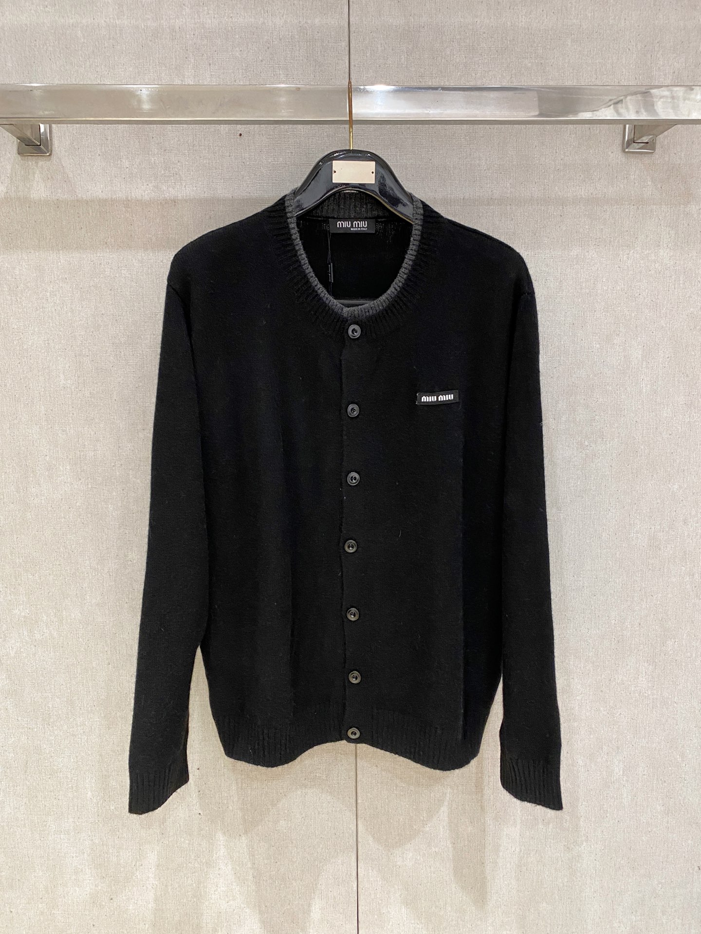 NO:657942,MIUMIU 2025 [New Product] New autumn and winter knitted sweater, high-quality Italian imported wool fabric, high-density knitting, fashionable and versatile sweater, very handsome. It is durable and not easy to deform, and can be easily held in various styles. It is a classic fashion model that is sought after every year. Three standards are complete. High-quality large goods. Size M-2Xl,, miumiu, sweaters, alexander wang19860909MIUMIU 2025【新品】秋冬新款针织羊毛衫高品质意大利进口羊毛面料,高密度针织,时尚百搭毛衣,帅气十足.耐穿不易变形,版型,各种风格都能轻松Hold住,年年被追捧的经典时尚款 三标齐全 高品质大货 码数M-2Xl,,miumiu,sweaters,alexander wang,Men's clothing