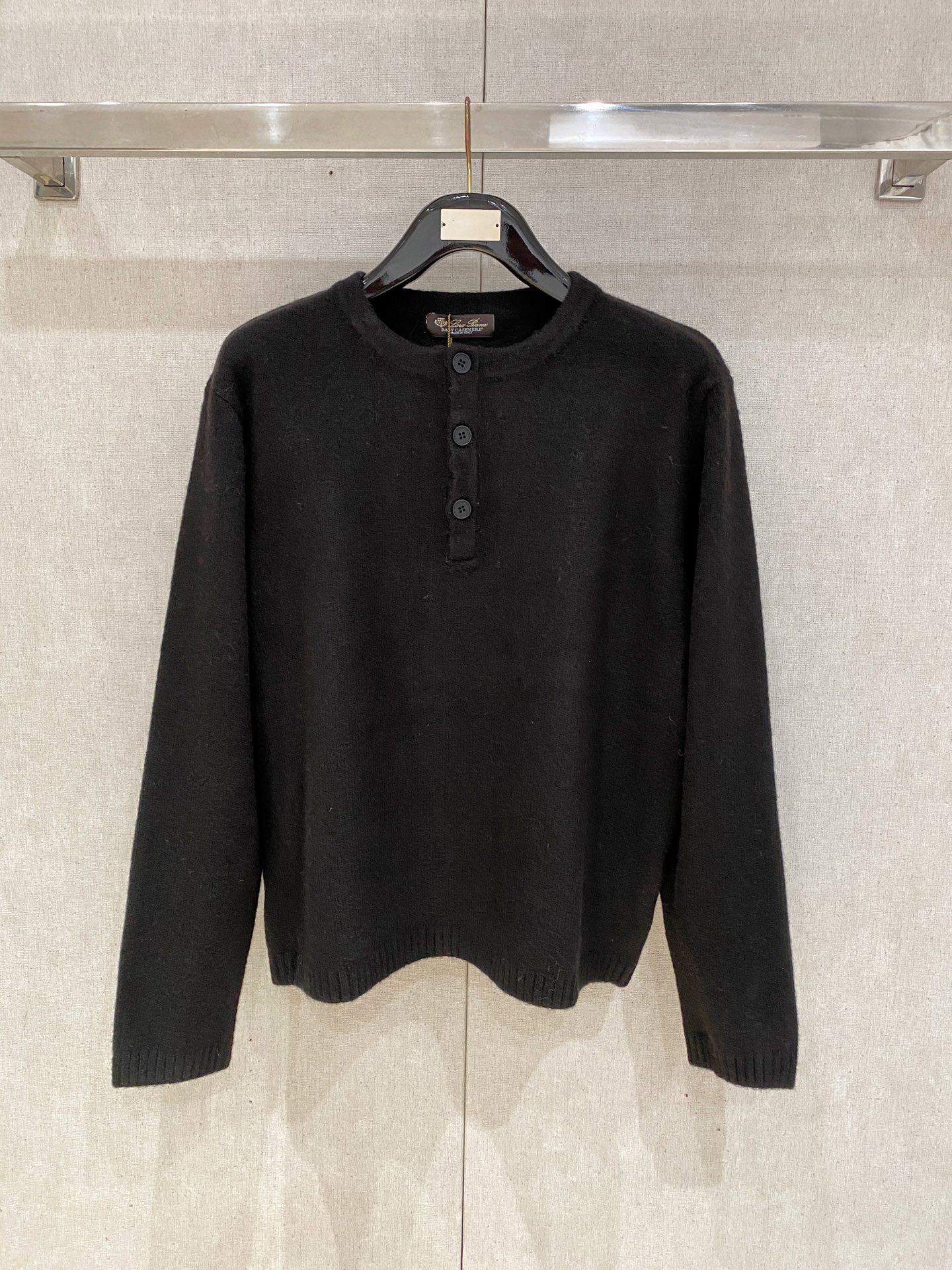 NO:657985,LP [New Product] New autumn and winter knitted woolen sweater, high-quality Italian imported wool fabric, high-density knitting, fashionable and versatile sweater, very handsome. Durable and not easy to deform, version, various styles can be easily held, a classic fashion model that is sought after every year. Three standards are complete, high-quality large goods, size M-Xl, loose version, loro piana, sweaters, alexander wang19860909LP【新品】秋冬新款针织羊毛衫高品质意大利进口羊毛面料,高密度针织,时尚百搭毛衣,帅气十足.耐穿不易变形,版型,各种风格都能轻松Hold住,年年被追捧的经典时尚款 三标齐全 高品质大货 码数M-Xl 宽松版型,,loro piana,sweaters,alexander wang,Men's clothing