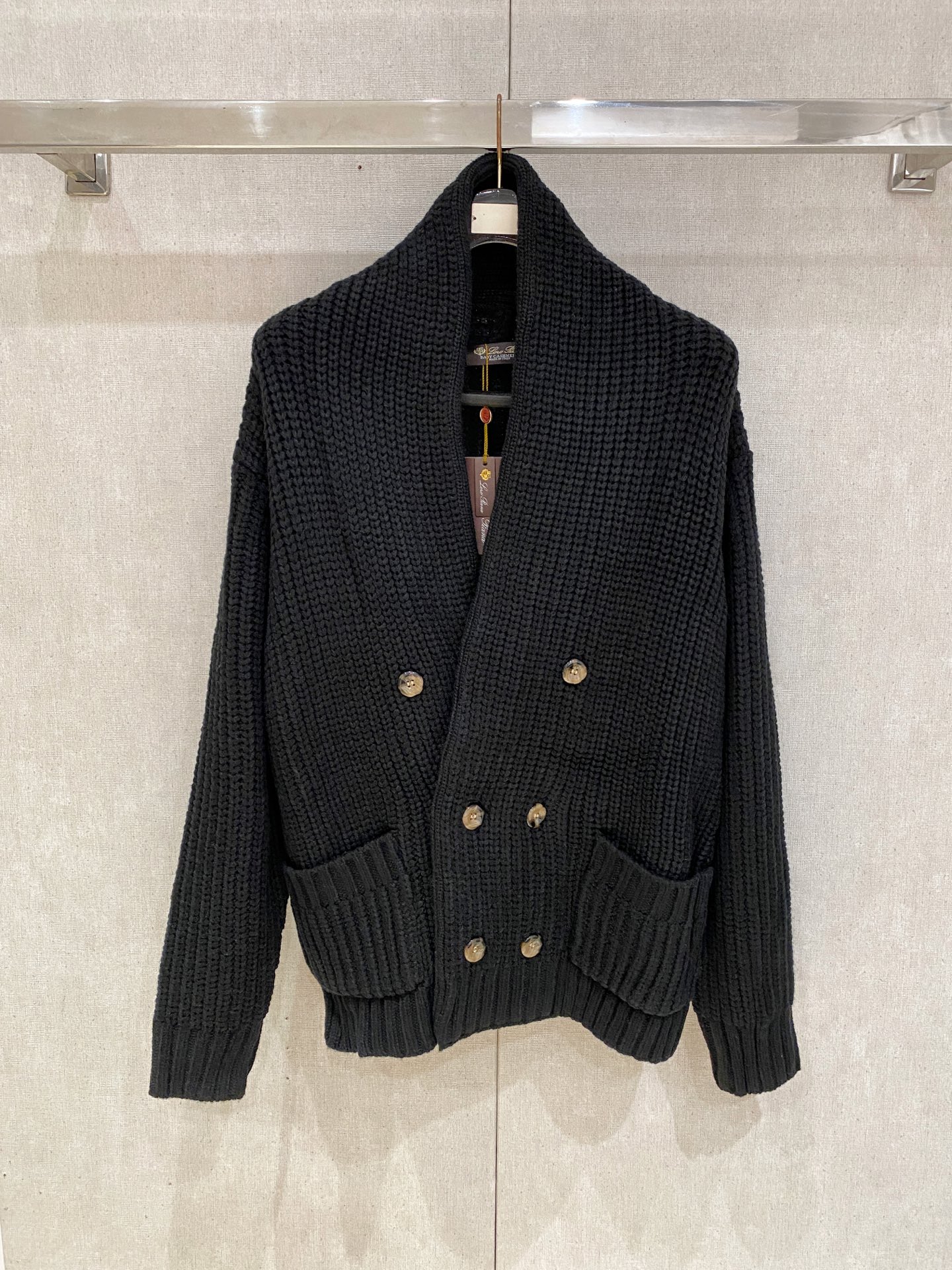 NO:657975,LP [New Product] New autumn and winter knitted woolen sweater, high-quality Italian imported wool fabric, high-density knitting, fashionable and versatile sweater, very handsome. Durable and not easy to deform, version, various styles can be easily held, a classic fashion model that is sought after every year. Three standards are complete. High-quality large goods. Size M-XXL, loro piana, sweaters, alexander wang19860909LP【新品】秋冬新款针织羊毛衫高品质意大利进口羊毛面料,高密度针织,时尚百搭毛衣,帅气十足.耐穿不易变形,版型,各种风格都能轻松Hold住,年年被追捧的经典时尚款 三标齐全 高品质大货 码数M-XXL,,loro piana,sweaters,alexander wang,Men's clothing