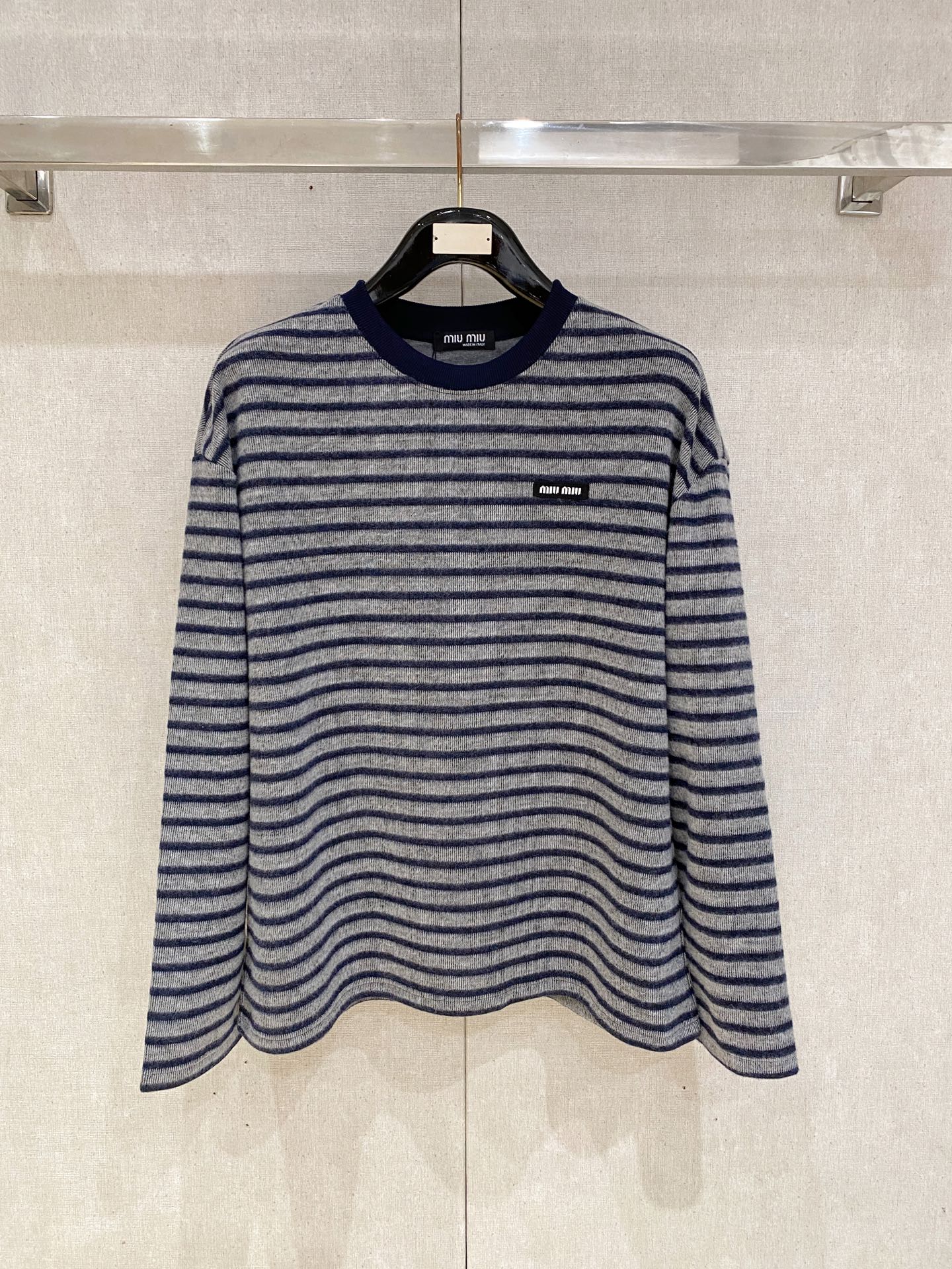 NO:657980,MIUMIU 2025 [New Product] New autumn and winter knitted sweater, high-quality Italian imported wool fabric, high-density knitting, fashionable and versatile sweater, very handsome. It is durable and not easy to deform, and can be easily held in various styles. It is a classic fashion model that is sought after every year. Three standards are complete. High-quality large goods. Size M-2Xl,, miumiu, sweaters, alexander wang19860909MIUMIU 2025【新品】秋冬新款针织羊毛衫高品质意大利进口羊毛面料,高密度针织,时尚百搭毛衣,帅气十足.耐穿不易变形,版型,各种风格都能轻松Hold住,年年被追捧的经典时尚款 三标齐全 高品质大货 码数M-2Xl,,miumiu,sweaters,alexander wang,Men's clothing