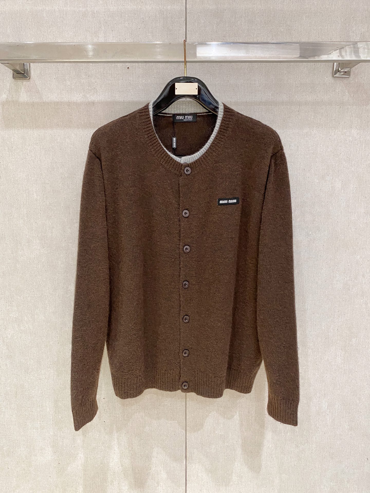 NO:657990,MIUMIU 2025 [New Product] New autumn and winter knitted sweater, high-quality Italian imported wool fabric, high-density knitting, fashionable and versatile sweater, very handsome. It is durable and not easy to deform, and can be easily held in various styles. It is a classic fashion model that is sought after every year. Three standards are complete. High-quality large goods. Size M-2Xl,, miumiu, sweaters, alexander wang19860909MIUMIU 2025【新品】秋冬新款针织羊毛衫高品质意大利进口羊毛面料,高密度针织,时尚百搭毛衣,帅气十足.耐穿不易变形,版型,各种风格都能轻松Hold住,年年被追捧的经典时尚款 三标齐全 高品质大货 码数M-2Xl,,miumiu,sweaters,alexander wang,Men's clothing