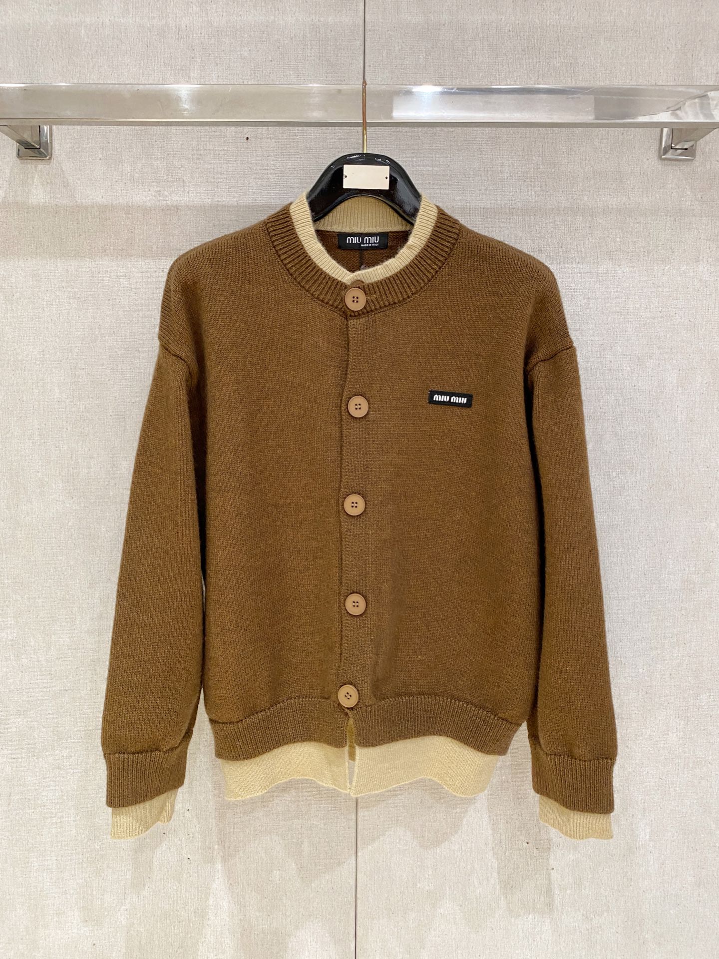 NO:646052,MIUMIU 2025 [New Product] New autumn and winter knitted sweater, high-quality Italian imported wool fabric, high-density knitting, fashionable and versatile sweater, very handsome. It is durable and not easy to deform, and can be easily held in various styles. It is a classic fashion model that is sought after every year. Three standards are complete. High-quality large goods. Size M-2Xl,, miumiu, sweaters, alexander wang19860909MIUMIU 2025【新品】秋冬新款针织羊毛衫高品质意大利进口羊毛面料,高密度针织,时尚百搭毛衣,帅气十足.耐穿不易变形,版型,各种风格都能轻松Hold住,年年被追捧的经典时尚款 三标齐全 高品质大货 码数M-2Xl,,miumiu,sweaters,alexander wang,Men's clothing