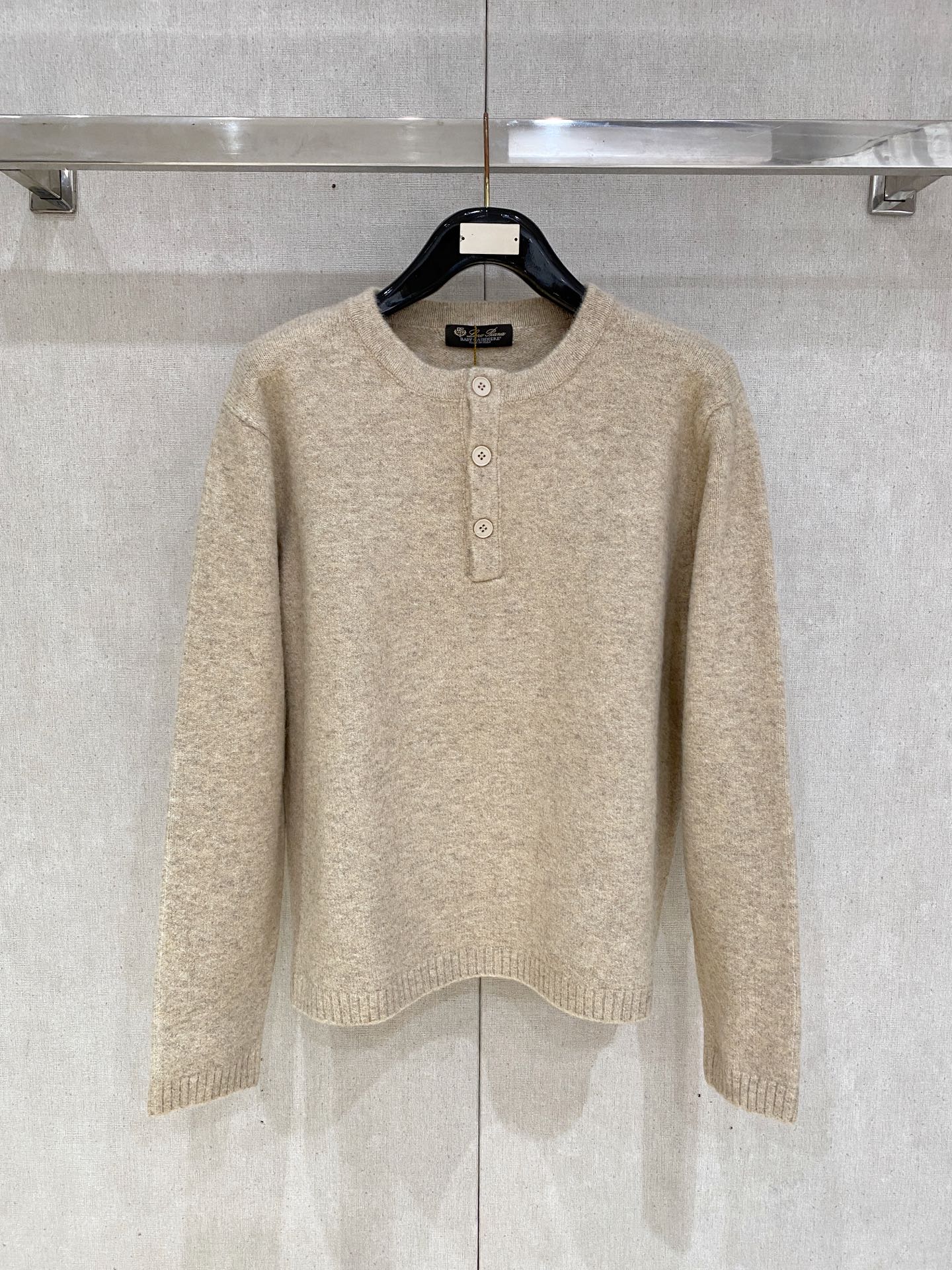 NO:657947,LP [New Product] New autumn and winter knitted woolen sweater, high-quality Italian imported wool fabric, high-density knitting, fashionable and versatile sweater, very handsome. Durable and not easy to deform, version, various styles can be easily held, a classic fashion model that is sought after every year. Three standards are complete, high-quality large goods, size M-Xl, loose version, loro piana, sweaters, alexander wang19860909LP【新品】秋冬新款针织羊毛衫高品质意大利进口羊毛面料,高密度针织,时尚百搭毛衣,帅气十足.耐穿不易变形,版型,各种风格都能轻松Hold住,年年被追捧的经典时尚款 三标齐全 高品质大货 码数M-Xl 宽松版型,,loro piana,sweaters,alexander wang,Men's clothing