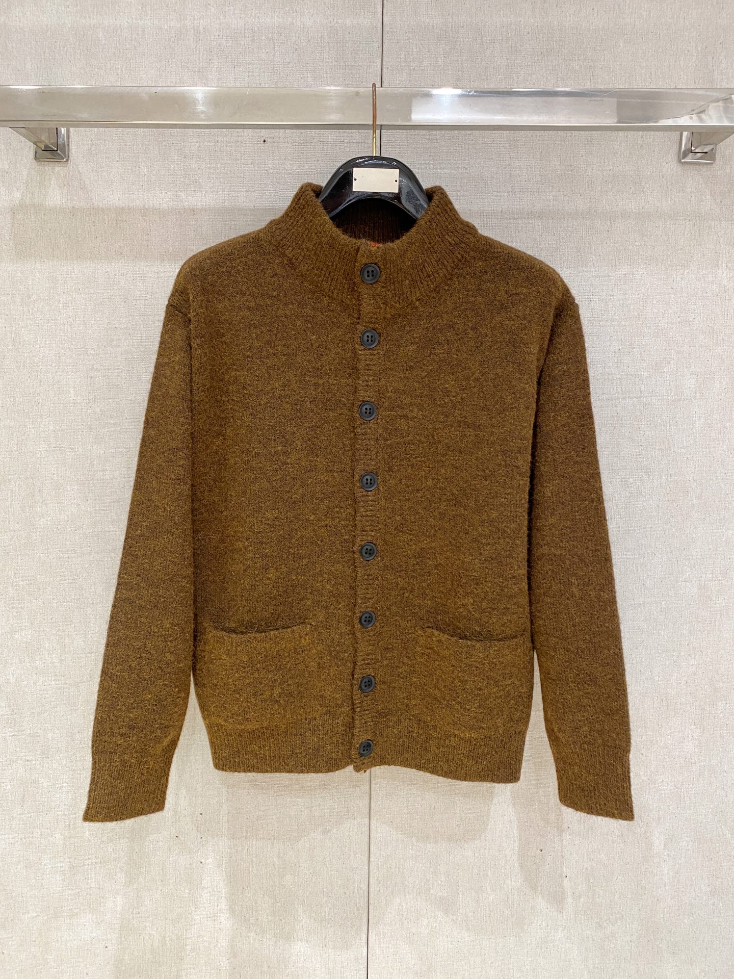 NO:657956,Zegna 2025 [new product] new autumn and winter knitted sweater with high-quality Italian imported wool fabric, high-density knitting, fashionable and versatile sweater, very handsome. It is durable and not easy to deform, and can be easily held in various styles. It is a classic fashion model that is sought after every year. Three standards are complete. High-quality bulk goods. Size M-2Xl,,zegna,sweaters,alexander wang19860909杰尼亚 2025【新品】秋冬新款针织羊毛衫高品质意大利进口羊毛面料,高密度针织,时尚百搭毛衣,帅气十足.耐穿不易变形,版型,各种风格都能轻松Hold住,年年被追捧的经典时尚款 三标齐全 高品质大货 码数M-2Xl,,zegna,sweaters,alexander wang,Men's clothing