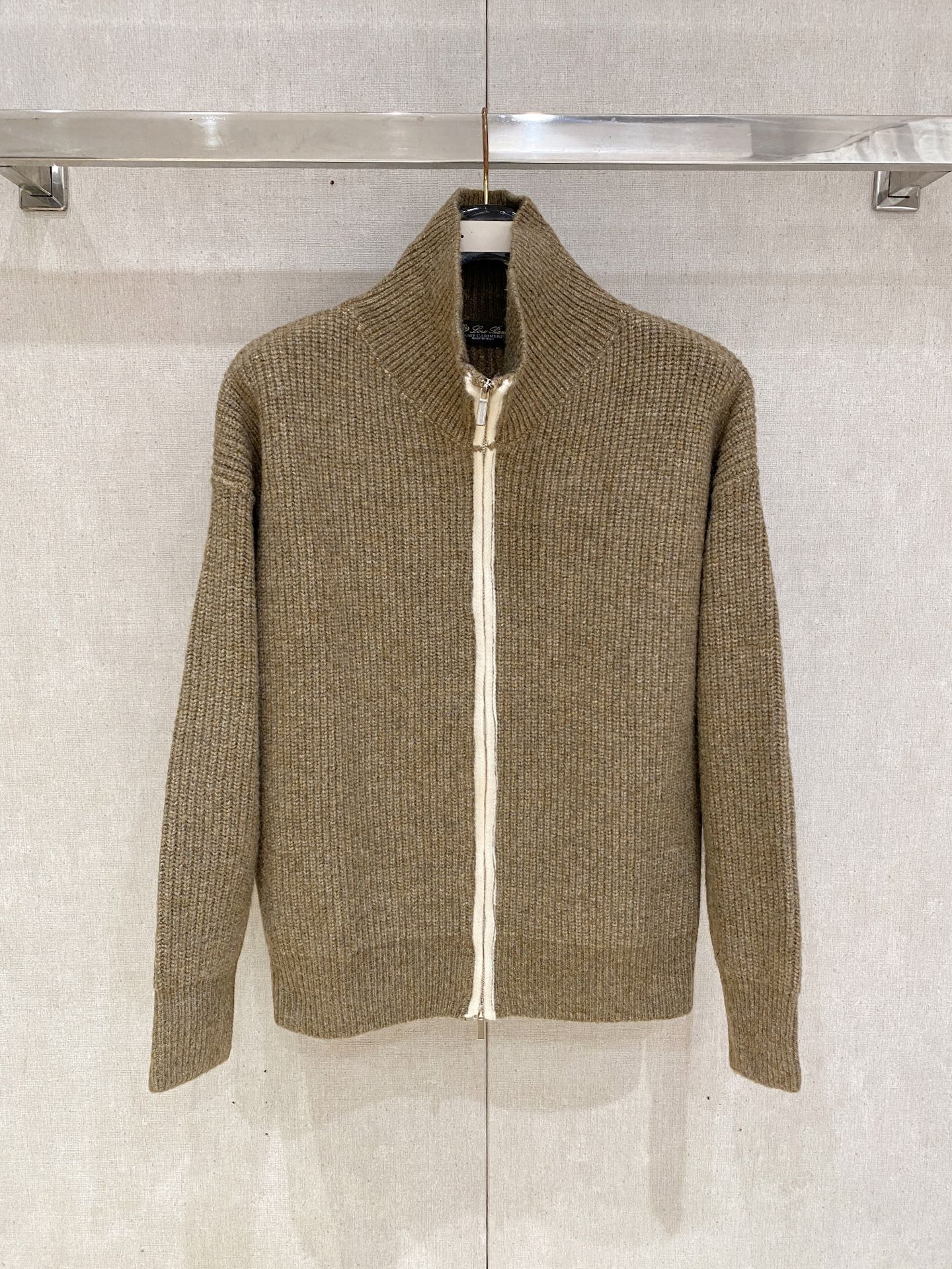 NO:657964,LP [New Product] New autumn and winter knitted wool sweater, high-quality Italian imported wool fabric, high-density knitting, fashionable and versatile sweater, very handsome. Durable and not easy to deform, version, various styles can be easily held, a classic fashion model that is sought after every year. Three standards are complete, high-quality large goods, size M-XL, loose version, loro piana, sweaters, alexander wang19860909LP【新品】秋冬新款针织羊毛衫高品质意大利进口羊毛面料,高密度针织,时尚百搭毛衣,帅气十足.耐穿不易变形,版型,各种风格都能轻松Hold住,年年被追捧的经典时尚款 三标齐全 高品质大货 码数M-XL 宽松版型,,loro piana,sweaters,alexander wang,Men's clothing