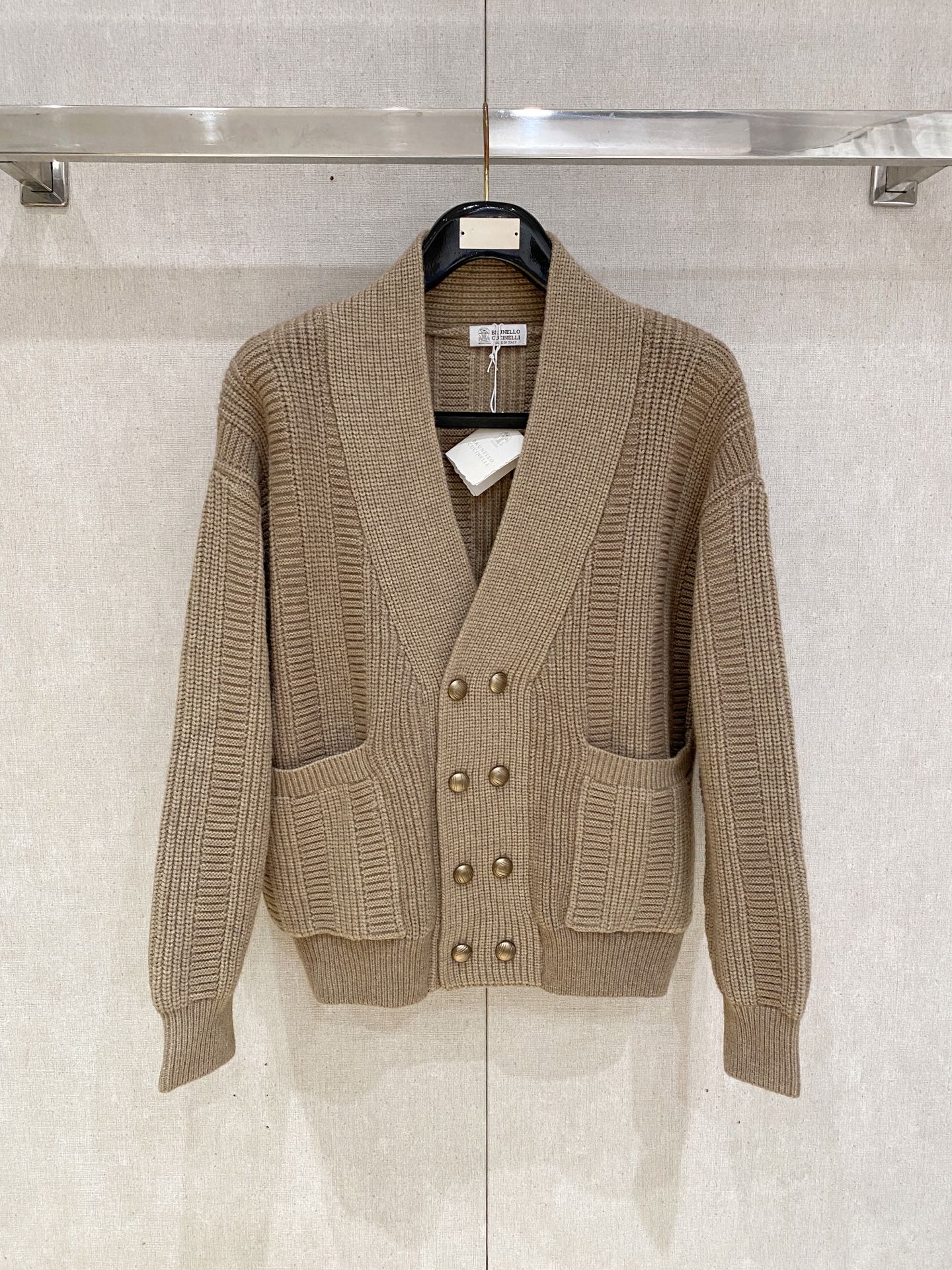 NO:657968,BC 2025 [New Product] New autumn and winter knitted woolen sweater, high-quality Italian imported wool fabric, high-density knitting, fashionable and versatile sweater, very handsome. It is durable and not easy to deform, and can be easily held in various styles. It is a classic fashion model that is sought after every year. Three standards are complete. High-quality bulk goods. Size M-XL loose fit, sweaters, alexander wang19860909BC 2025【新品】秋冬新款针织羊毛衫高品质意大利进口羊毛面料,高密度针织,时尚百搭毛衣,帅气十足.耐穿不易变形,版型,各种风格都能轻松Hold住,年年被追捧的经典时尚款 三标齐全 高品质大货 码数M-XL宽松版型,,sweaters,alexander wang,Men's clothing