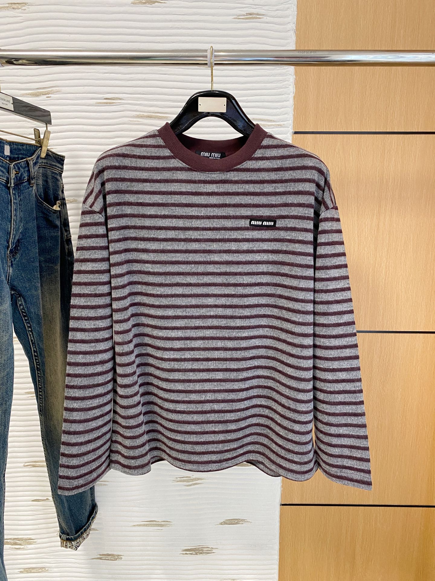 NO:629721,MIUMIU 2025 [New Product] New autumn and winter knitted sweater, high-quality Italian imported wool fabric, high-density knitting, fashionable and versatile sweater, very handsome. It is durable and not easy to deform, and can be easily held in various styles. It is a classic fashion model that is sought after every year. Three standards are complete. High-quality large goods. Size M-2Xl,, miumiu, sweaters, alexander wang19860909MIUMIU 2025【新品】秋冬新款针织羊毛衫高品质意大利进口羊毛面料,高密度针织,时尚百搭毛衣,帅气十足.耐穿不易变形,版型,各种风格都能轻松Hold住,年年被追捧的经典时尚款 三标齐全 高品质大货 码数M-2Xl,,miumiu,sweaters,alexander wang,Men's clothing