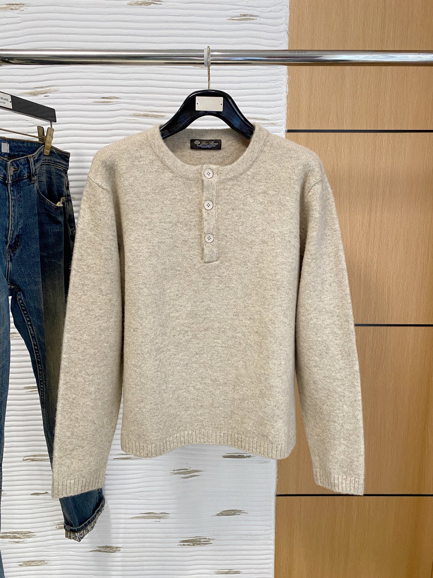 NO:629667,LP [New Product] New autumn and winter knitted woolen sweater, high-quality Italian imported wool fabric, high-density knitting, fashionable and versatile sweater, very handsome. Durable and not easy to deform, version, various styles can be easily held, a classic fashion model that is sought after every year. Three standards are complete, high-quality large goods, size M-Xl, loose version, loro piana, sweaters, alexander wang19860909LP【新品】秋冬新款针织羊毛衫高品质意大利进口羊毛面料,高密度针织,时尚百搭毛衣,帅气十足.耐穿不易变形,版型,各种风格都能轻松Hold住,年年被追捧的经典时尚款 三标齐全 高品质大货 码数M-Xl 宽松版型,,loro piana,sweaters,alexander wang,Men's clothing