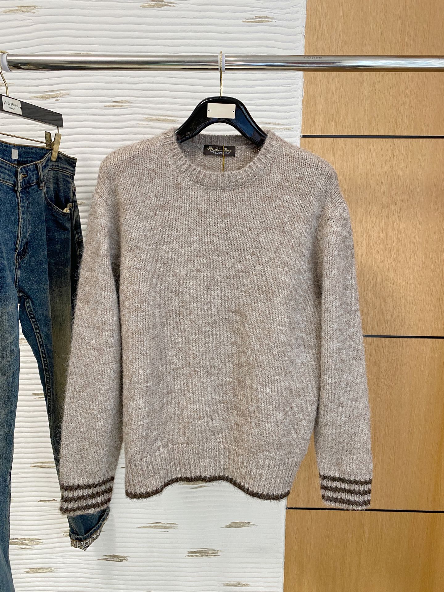 NO:629675,LP [New Product] New autumn and winter knitted sweater, high-quality Italian imported wool fabric, high-density knitting, fashionable and versatile sweater, very handsome. It is durable and not easy to deform, and can be easily held in various styles. It is a classic fashion model that is sought after every year. Three standards are complete. High-quality bulk goods. Size M-2Xl, loro piana, sweaters, alexander wang19860909LP【新品】秋冬新款针织羊毛衫高品质意大利进口羊毛面料,高密度针织,时尚百搭毛衣,帅气十足.耐穿不易变形,版型,各种风格都能轻松Hold住,年年被追捧的经典时尚款 三标齐全 高品质大货 码数M-2Xl,,loro piana,sweaters,alexander wang,Men's clothing