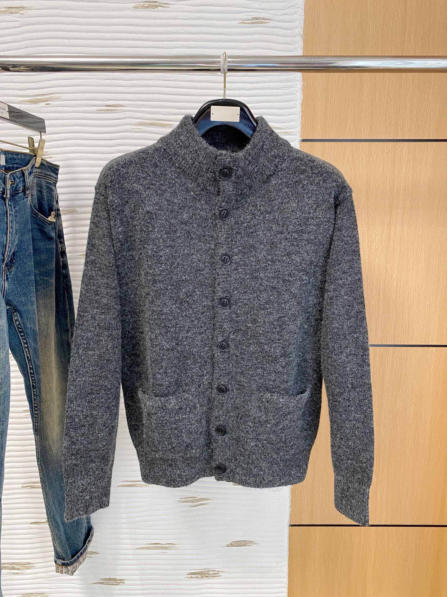 NO:629691,Zegna 2025 [new product] new autumn and winter knitted sweater with high-quality Italian imported wool fabric, high-density knitting, fashionable and versatile sweater, very handsome. It is durable and not easy to deform, and can be easily held in various styles. It is a classic fashion model that is sought after every year. Three standards are complete. High-quality bulk goods. Size M-2Xl,,zegna,sweaters,alexander wang19860909杰尼亚 2025【新品】秋冬新款针织羊毛衫高品质意大利进口羊毛面料,高密度针织,时尚百搭毛衣,帅气十足.耐穿不易变形,版型,各种风格都能轻松Hold住,年年被追捧的经典时尚款 三标齐全 高品质大货 码数M-2Xl,,zegna,sweaters,alexander wang,Men's clothing