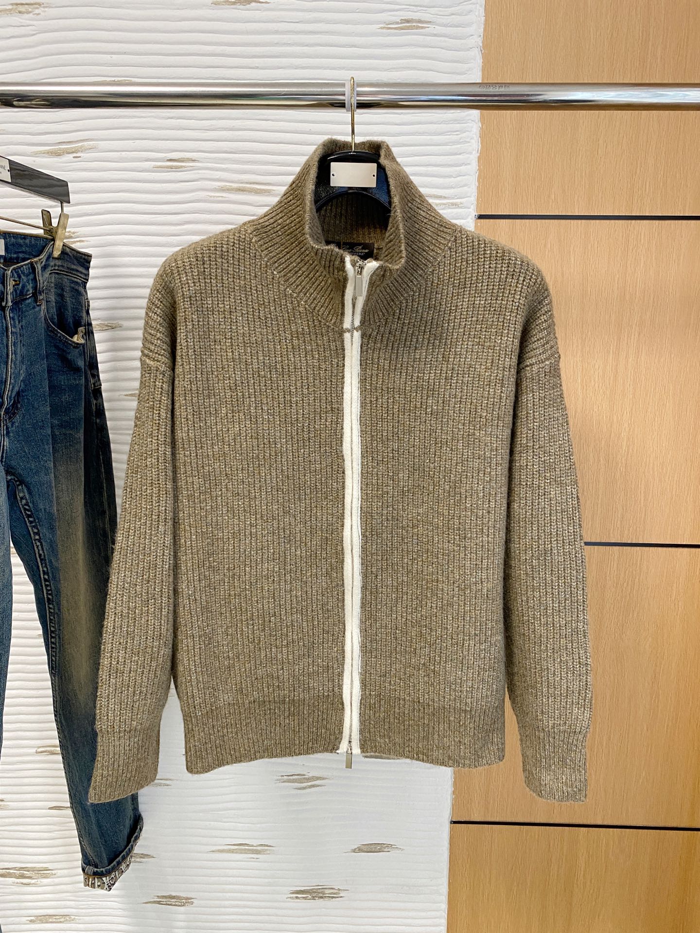 NO:629697,LP [New Product] New autumn and winter knitted wool sweater, high-quality Italian imported wool fabric, high-density knitting, fashionable and versatile sweater, very handsome. Durable and not easy to deform, version, various styles can be easily held, a classic fashion model that is sought after every year. Three standards are complete, high-quality large goods, size M-XL, loose version, loro piana, sweaters, alexander wang19860909LP【新品】秋冬新款针织羊毛衫高品质意大利进口羊毛面料,高密度针织,时尚百搭毛衣,帅气十足.耐穿不易变形,版型,各种风格都能轻松Hold住,年年被追捧的经典时尚款 三标齐全 高品质大货 码数M-XL 宽松版型,,loro piana,sweaters,alexander wang,Men's clothing