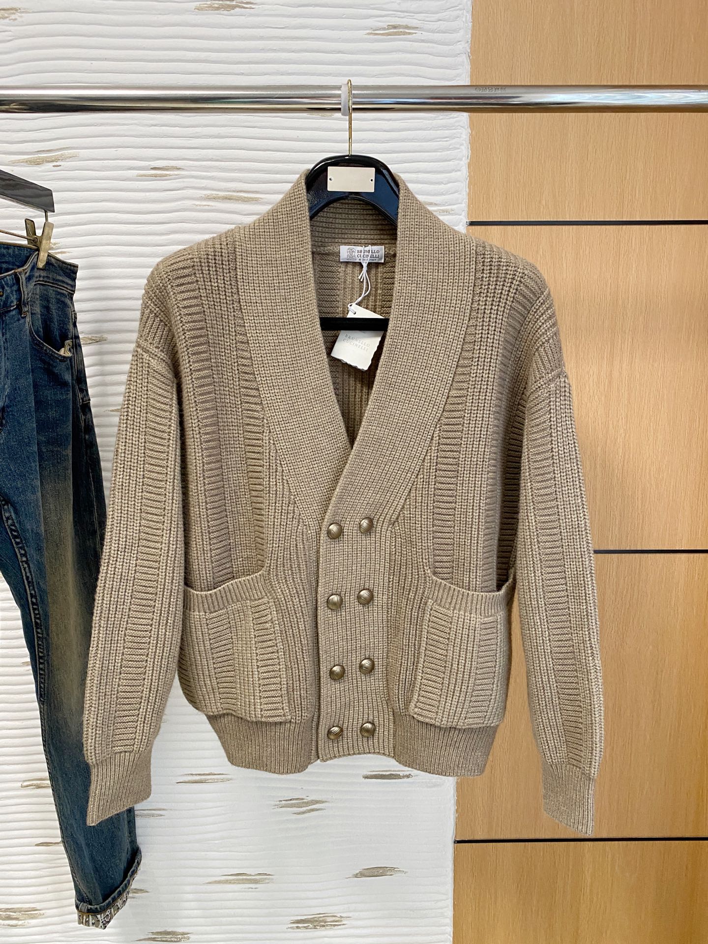 NO:629705,BC 2025 [New Product] New autumn and winter knitted woolen sweater, high-quality Italian imported wool fabric, high-density knitting, fashionable and versatile sweater, very handsome. It is durable and not easy to deform, and can be easily held in various styles. It is a classic fashion model that is sought after every year. Three standards are complete. High-quality bulk goods. Size M-XL loose fit, sweaters, alexander wang19860909BC 2025【新品】秋冬新款针织羊毛衫高品质意大利进口羊毛面料,高密度针织,时尚百搭毛衣,帅气十足.耐穿不易变形,版型,各种风格都能轻松Hold住,年年被追捧的经典时尚款 三标齐全 高品质大货 码数M-XL宽松版型,,sweaters,alexander wang,Men's clothing