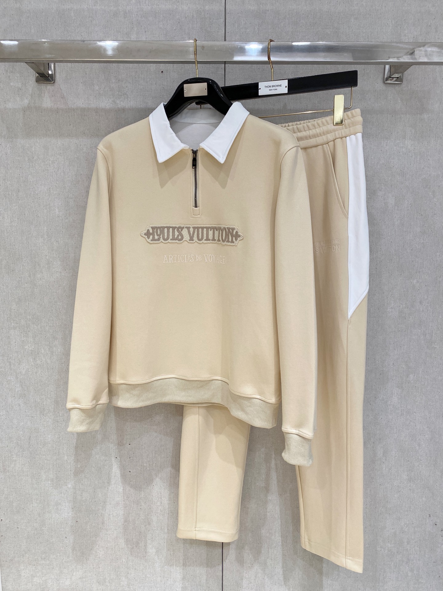 NO:649798,Louis Vuitton LV 2025 new popular sweatshirt set. The original product is carefully crafted by top designers. It has a fitting and perfect upper body effect. It is all-natural and high-quality and has a thickened new air layer. It has a close-fitting comfort, noble and elegant!  Original hardware embodies elegance and nobility!  Counter size M-3XL,,louis vuitton,louis vuitton,hoodie,sweatshirts,alexander wang19860909路易威登 LV 2025全新爆款卫衣套装 原单狠货倾注顶级设计师的精心之作 就为一个贴合、完美的上身效果 全天然优质加厚新空气层,贴身的舒适感 高贵典雅！原厂五金无不彰显优雅高贵气质！专柜尺码M-3XL,,louis vuitton,louis vuitton,hoodie,sweatshirts,alexander wang,Men's clothing