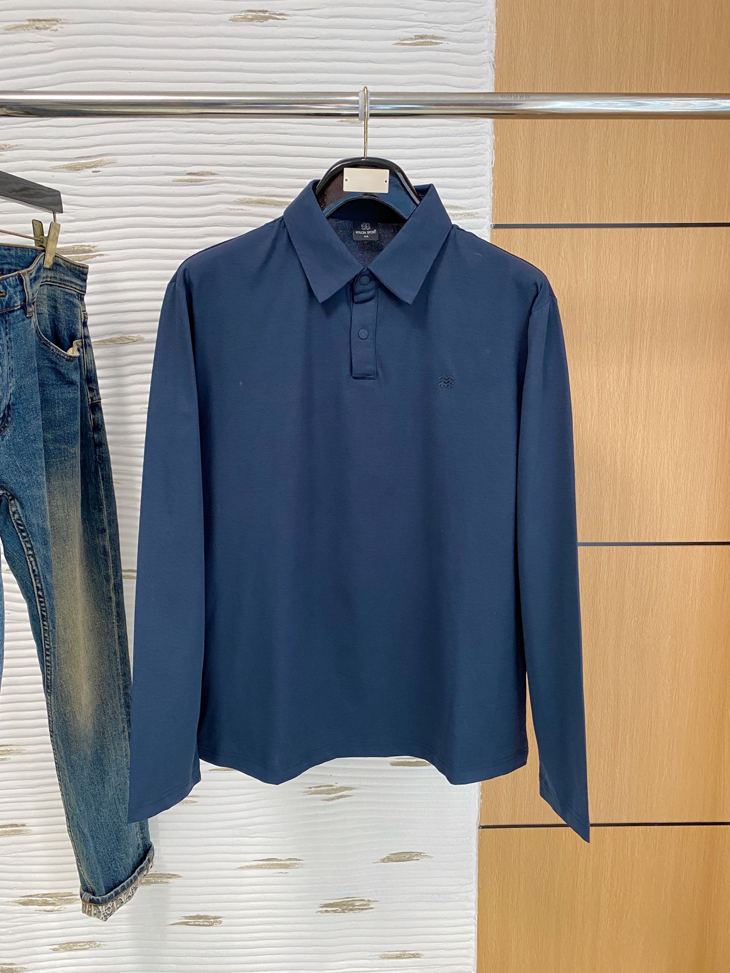 NO:626177,Cologne 25ss [new product] popular polo bottoming shirt. Super avant-garde design style. Delicate and comfortable. Very light to wear and not easy to wrinkle. Multiple craftsmanship. The overall design is quite visual. The upper body is casual and stylish, with a certain degree of stiffness. It is definitely recommended for the temperament that is at the forefront of fashion. It is a must-have for urban leisure. Size M-3Xl, alexander wang19860909科隆 25ss【新品】polo打底衫爆款 超前卫设计风格 细腻舒适 穿着非常轻便不易起皱.多重重工艺 整体的设计颇具视觉感,上身休闲有型,有一定的挺括度,绝对走在时尚最尖端的气质感推荐,都市休闲必备.码数M-3Xl,,alexander wang,Men's clothing