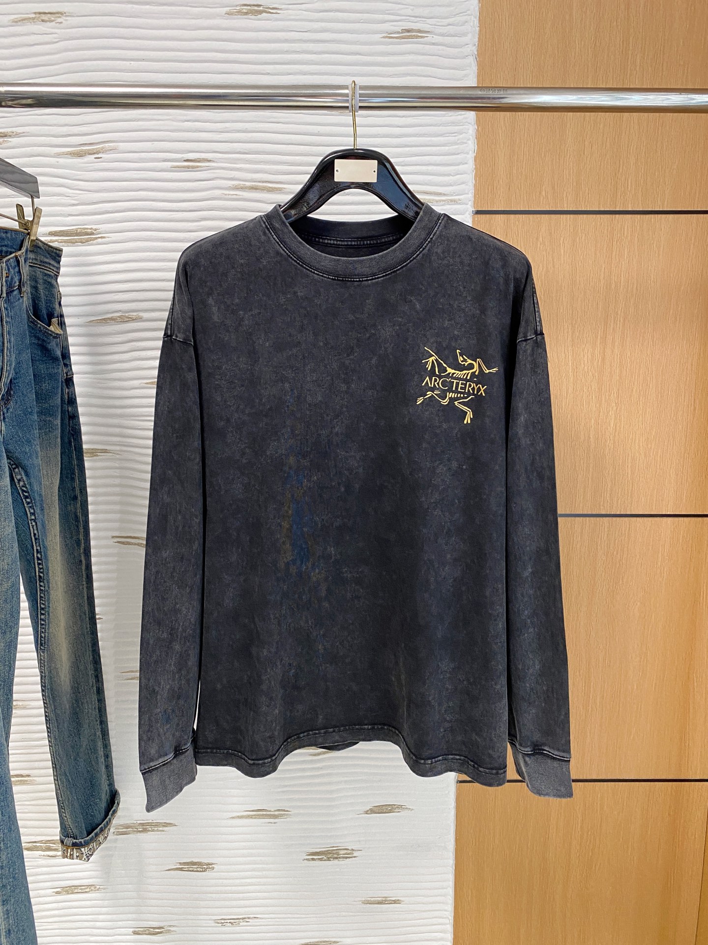 NO:626145,Arc'teryx autumn and winter new washed heavy-duty retro sweatshirt for men and women. This washed sweatshirt is made of soft cotton knitted fabric, highlighting modern personality. Oversize tailoring and rib knit trimming are the icing on the cake. Size S-2XL,,versacearc'teryx,hoodie,sweatshirts,alexander wang19860909始祖鸟 秋冬新款洗水重工复古卫衣男女同款 这款洗水卫衣选用柔软的棉质针织面料打造,彰显现代个性.Oversize剪裁和罗纹针织饰边锦上添花 码数S-2XL,,versacearc'teryx,hoodie,sweatshirts,alexander wang,Men's clothing