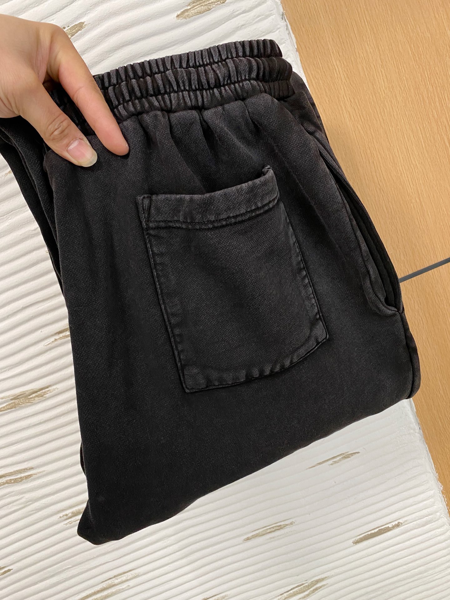 NO:626104,Balenciaga [New Product] Early Autumn 25ss Casual Pants golden classic appears again, original order high-quality fashionable casual pants. Super versatile style. Exclusive custom-made fabric, very wide and stylish, close-fitting and comfortable. Original custom-made counter latest hardware accessories. Super beautiful version, the upper body shows slender legs, the lining and routing are impeccable, you can attend any occasion, and once again emphasize that the fabric is very, very classy! Size S-2Xl,,balenciaga,alexander wang19860909巴黎世家【新品】早秋25ss休闲裤金典再次出现,原单订制高品质时尚休闲裤.超级百搭款.独家定制面料,挺阔有型,贴身舒适.原版定制专柜最新五金辅料.超靓版型、上身显腿修长,內里,走线都无可挑剔,任何场合都可出席,再次强调面料非常非常显档次！码数 S-2Xl,,balenciaga,alexander wang,Men's clothing