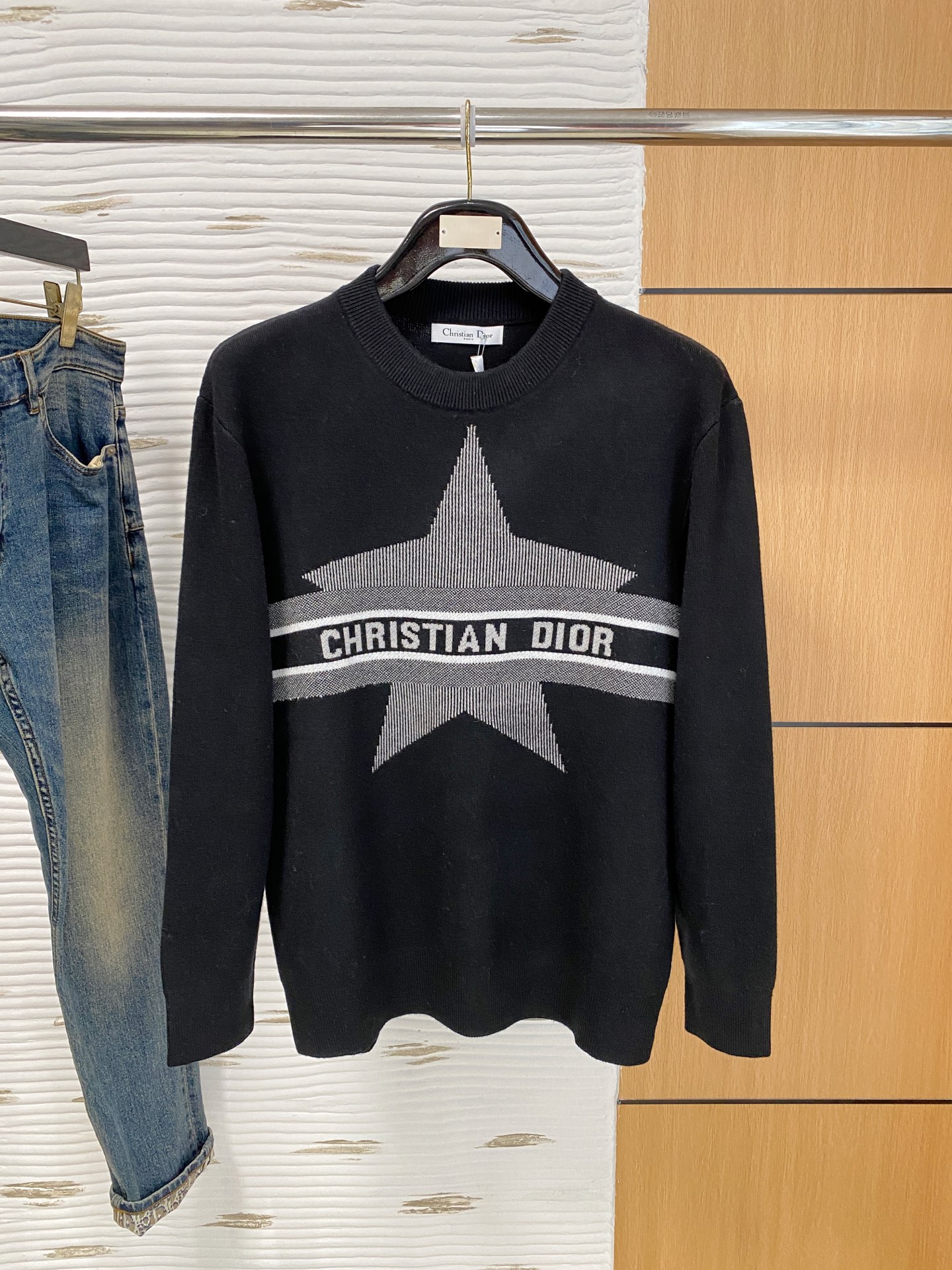 NO:626118,Dijia's loose version is perfectly reproduced. European original reproduction of velvet selection, carding and washing techniques. Mercerized merino wool, soft, smooth, does not prick the skin, and has excellent thermal insulation properties. A full set of accessories are customized, and the garments are made on German Storr fully automatic looms. The size of the garment is M-2XL. The maximum wear is about 195 pounds. Please indicate your height and weight when ordering, dior, alexander wang19860909迪家宽松版型 完美复刻 欧洲原版复刻选绒、梳绒、洗绒工艺 丝光美丽诺羊毛,柔弱,爽滑,不扎皮肤,保暖性能极佳 全套辅料定做,德国斯托尔全自动织机成衣 码数M-2XL 最大可穿195斤左右报单注明身高体重,,dior,alexander wang,Men's clothing