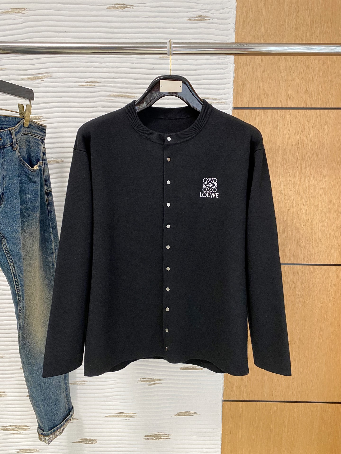 NO:626176,Loewe cardigan, loose fit, perfectly reproduced, European original reproduction using velvet selection, carding and washing techniques, mercerized merino wool, soft, smooth, not pricking the skin, excellent thermal insulation performance, full set of accessories customized, German Stoll automatic loom ready-made garments, size M-2XL, maximum wear around 195 catties, please indicate height and weight when ordering, loewe, alexander wang19860909罗意威开衫 宽松版型 完美复刻 欧洲原版复刻选绒、梳绒、洗绒工艺 丝光美丽诺羊毛,柔弱,爽滑,不扎皮肤,保暖性能极佳 全套辅料定做,德国斯托尔全自动织机成衣 码数M-2XL 最大可穿195斤左右报单注明身高体重,,loewe,alexander wang,Men's clothing