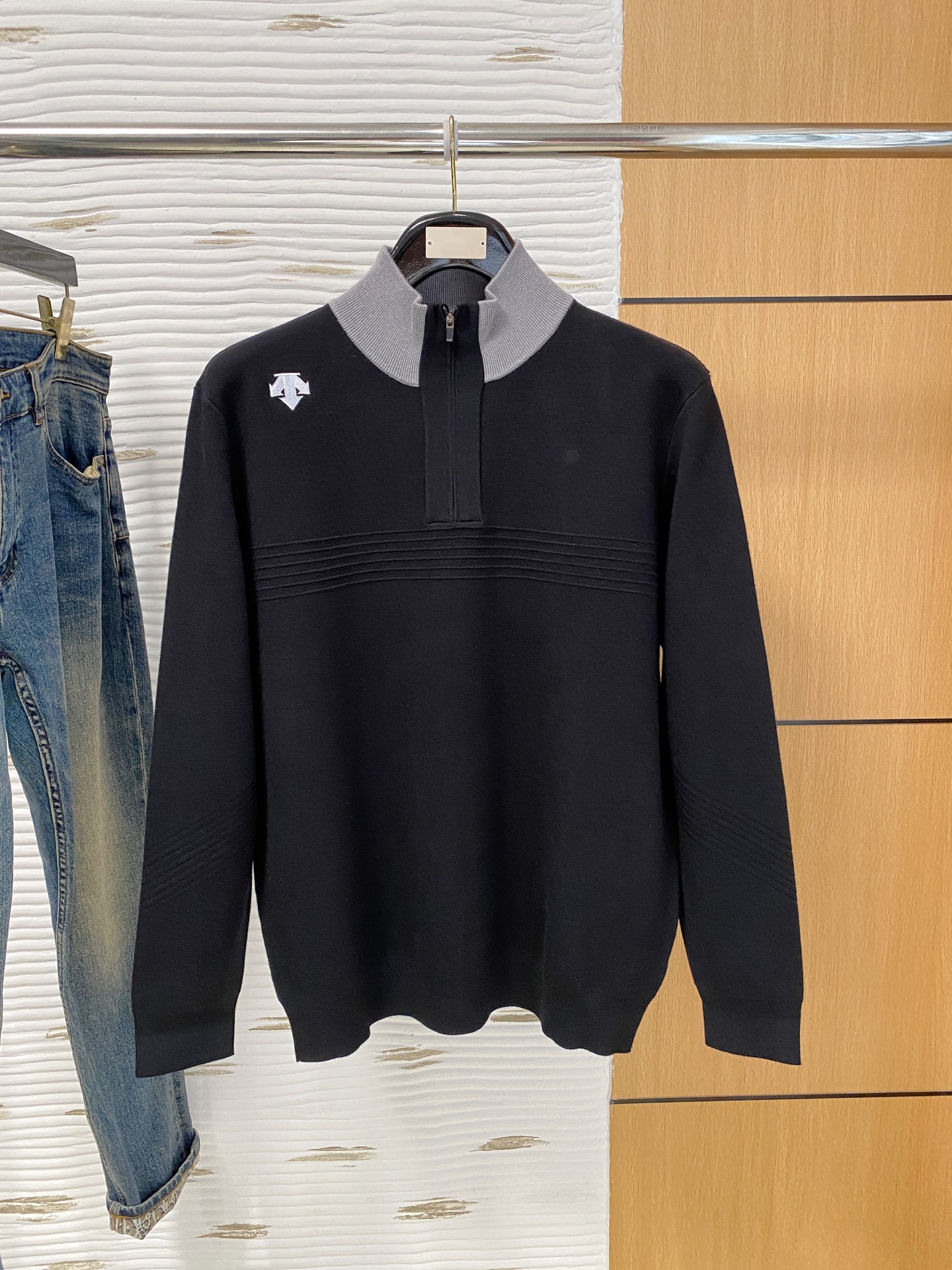 NO:626168,Descente Loose fit, perfectly reproduced. European original reproduction with velvet selection, carding and washing techniques. Mercerized merino wool, soft, smooth, does not prick the skin, and has excellent thermal insulation properties. A full set of accessories are custom-made, and the ready-made garments are made on Stoll automatic looms in Germany. The size of the garment is M-2XL. The maximum wear is about 195 pounds. Please indicate your height and weight when ordering, alexander wang19860909迪桑特 宽松版型 完美复刻 欧洲原版复刻选绒、梳绒、洗绒工艺 丝光美丽诺羊毛,柔弱,爽滑,不扎皮肤,保暖性能极佳 全套辅料定做,德国斯托尔全自动织机成衣 码数M-2XL 最大可穿195斤左右报单注明身高体重,,alexander wang,Men's clothing