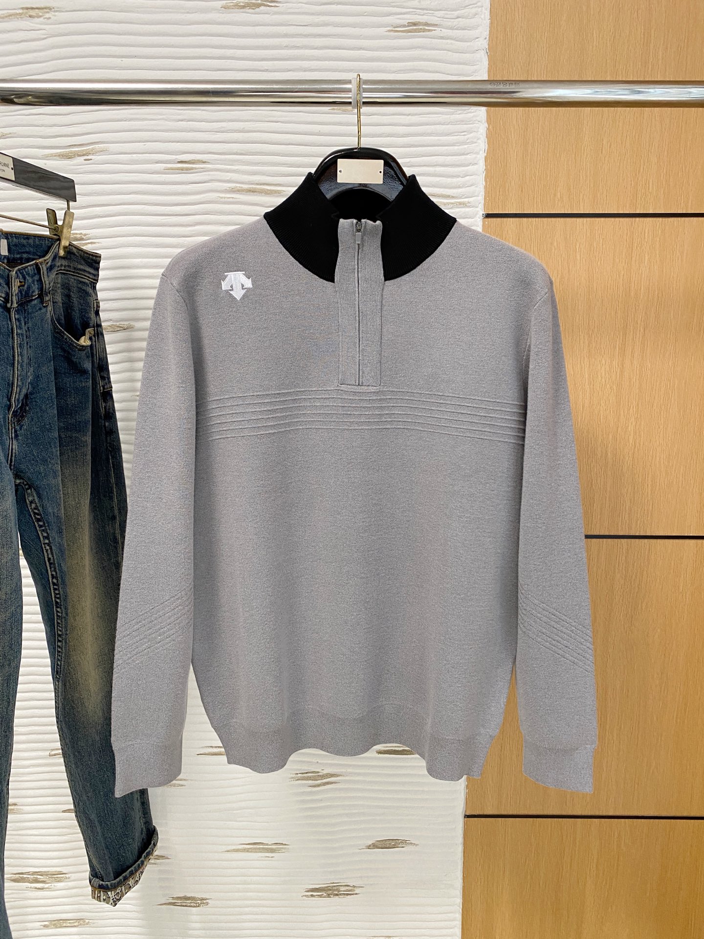 NO:626153,Descente Loose fit, perfectly reproduced. European original reproduction with velvet selection, carding and washing techniques. Mercerized merino wool, soft, smooth, does not prick the skin, and has excellent thermal insulation properties. A full set of accessories are custom-made, and the ready-made garments are made on Stoll automatic looms in Germany. The size of the garment is M-2XL. The maximum wear is about 195 pounds. Please indicate your height and weight when ordering, alexander wang19860909迪桑特 宽松版型 完美复刻 欧洲原版复刻选绒、梳绒、洗绒工艺 丝光美丽诺羊毛,柔弱,爽滑,不扎皮肤,保暖性能极佳 全套辅料定做,德国斯托尔全自动织机成衣 码数M-2XL 最大可穿195斤左右报单注明身高体重,,alexander wang,Men's clothing