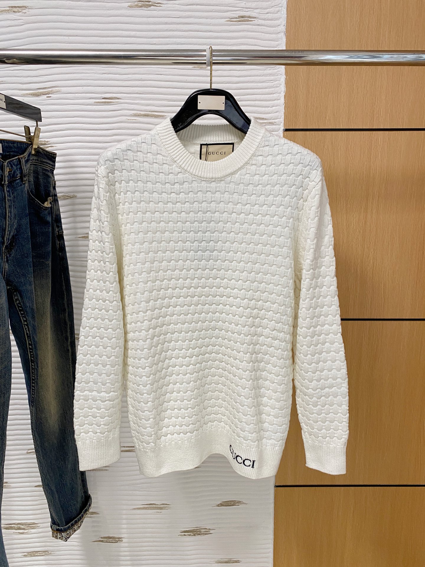 NO:680912,Gucci Loose fit, perfectly reproduced. Original European reproduction of velvet, carded and washed velvet. Mercerized merino wool, soft, smooth, does not prick the skin, and has excellent thermal insulation properties. A full set of accessories are custom-made, and the garments are made from fully automatic looms in Stoll, Germany. The size of the garment is M-2XL. The maximum wear capacity is about 195 pounds. Please indicate your height and weight when ordering.19860909古琦 宽松版型 完美复刻 欧洲原版复刻选绒、梳绒、洗绒工艺 丝光美丽诺羊毛,柔弱,爽滑,不扎皮肤,保暖性能极佳 全套辅料定做,德国斯托尔全自动织机成衣 码数M-2XL 最大可穿195斤左右报单注明身高体重,,,Men's clothing