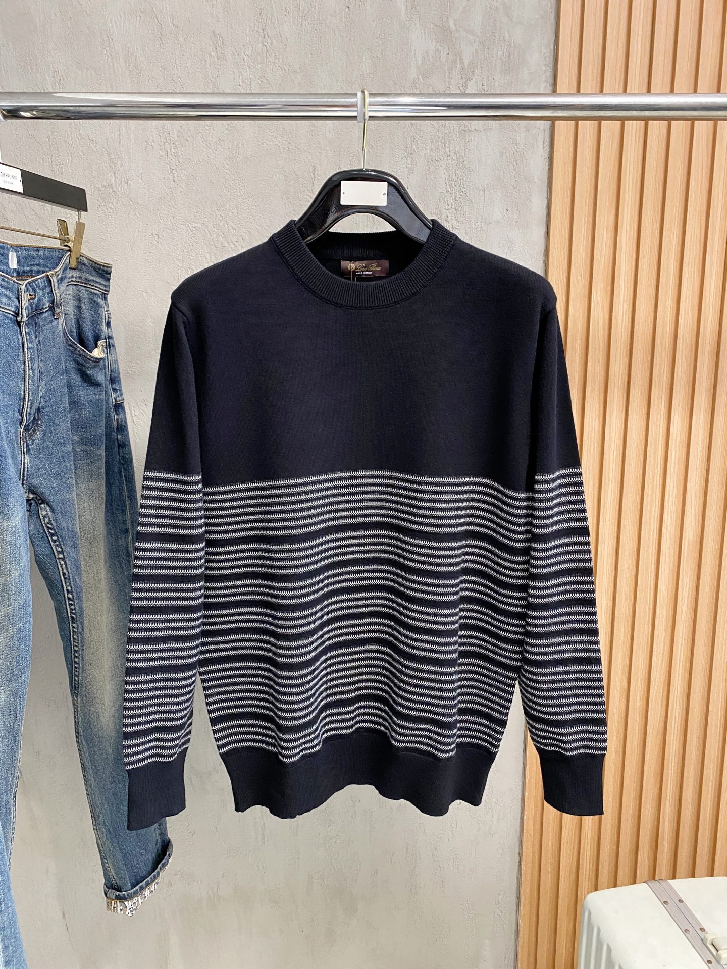 NO:645607,LP sweater 2025 autumn and winter latest series, 1:1 top replica at the counter, all in good condition!  Thick style, a must-have item for fashionistas!  Old irons who know the goods should hurry up and start. The fabric is wool, size m-2xl, multiple colors, too large, loro piana, sweaters, alexander wang19860909LP 毛衣 2025秋冬最新系列,专柜1:1顶级复刻,全品相！加厚款,潮人必备单品！懂货的老铁赶紧下手,面料羊毛 尺码 m-2xl 多颜色 偏大,,loro piana,sweaters,alexander wang,Men's clothing