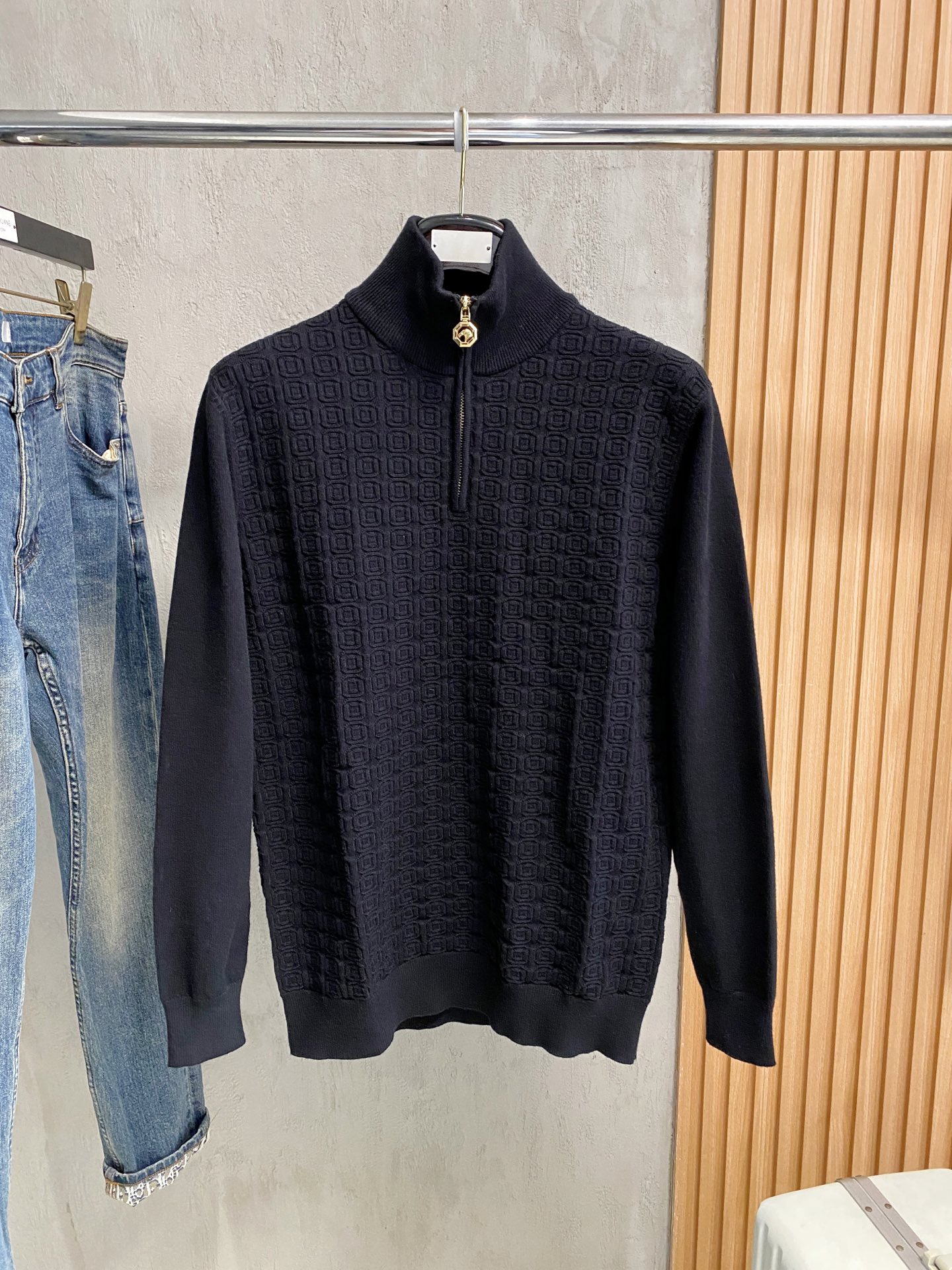 NO:645623,Stephen Sweater 2025 Autumn and Winter latest series, 1:1 top replica at the counter, all in good condition!  Thick style, a must-have item for fashionistas!  Old irons who know the goods should hurry up and start, the fabric is wool, size m-2xl, multiple colors, too large,,sweaters,alexander wang19860909史蒂芬 毛衣 2025秋冬最新系列,专柜1:1顶级复刻,全品相！加厚款,潮人必备单品！懂货的老铁赶紧下手,面料羊毛 尺码 m-2xl 多颜色 偏大,,sweaters,alexander wang,Men's clothing