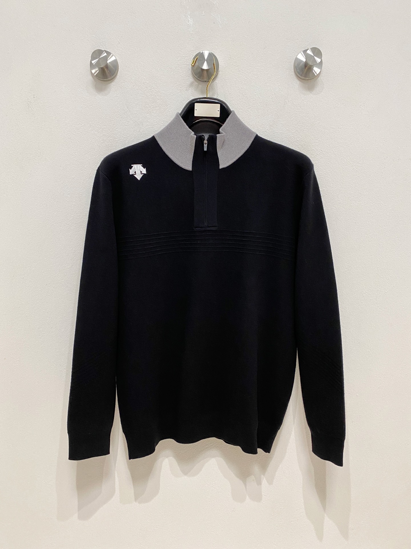 NO:644757,Descente Loose fit, perfectly reproduced. European original reproduction with velvet selection, carding and washing techniques. Mercerized merino wool, soft, smooth, does not prick the skin, and has excellent thermal insulation properties. A full set of accessories are custom-made, and the ready-made garments are made on German Stoll automatic looms. The size of the garment is M-2XL. The maximum wear is about 195 pounds. Please indicate your height and weight when ordering, alexander wang19860909迪桑特 宽松版型 完美复刻 欧洲原版复刻选绒、梳绒、洗绒工艺 丝光美丽诺羊毛,柔弱,爽滑,不扎皮肤,保暖性能极佳 全套辅料定做,德国斯托尔全自动织机成衣 码数M-2XL 最大可穿195斤左右报单注明身高体重,,alexander wang,Men's clothing