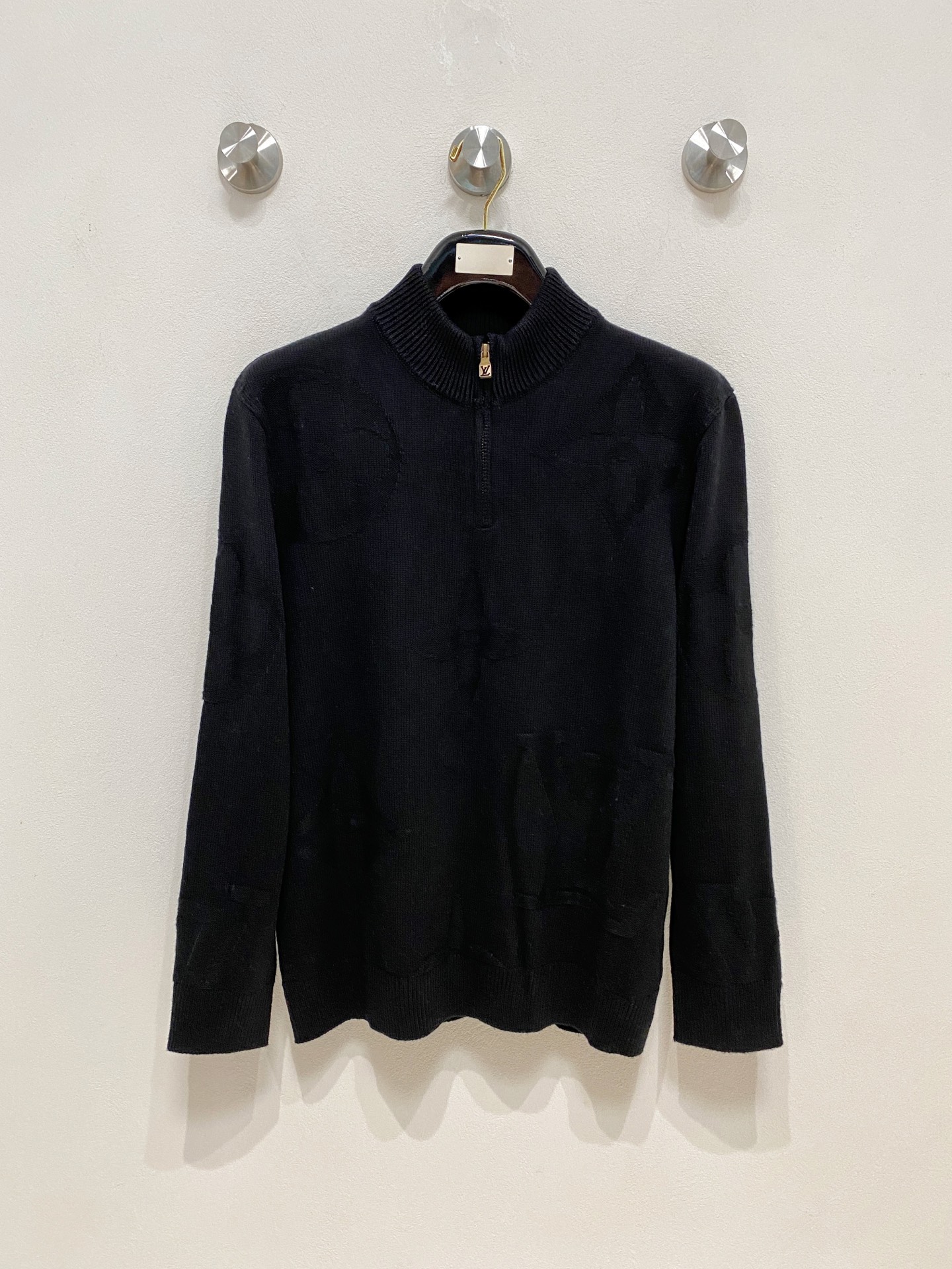 NO:644765,LV loose fit, perfectly reproduced. European original reproduction using velvet selection, carding and washing techniques. Mercerized merino wool, soft, smooth, does not prick the skin, and has excellent thermal insulation properties. A full set of accessories are customized, and the garments are made on German Stoll automatic looms. The size of the garment is M-2XL. The maximum wear is about 195 pounds. Please indicate your height and weight when ordering, Louis Vuitton, Alexander Wang19860909LV 宽松版型 完美复刻 欧洲原版复刻选绒、梳绒、洗绒工艺 丝光美丽诺羊毛,柔弱,爽滑,不扎皮肤,保暖性能极佳 全套辅料定做,德国斯托尔全自动织机成衣 码数M-2XL 最大可穿195斤左右报单注明身高体重,,louis vuitton,alexander wang,Men's clothing