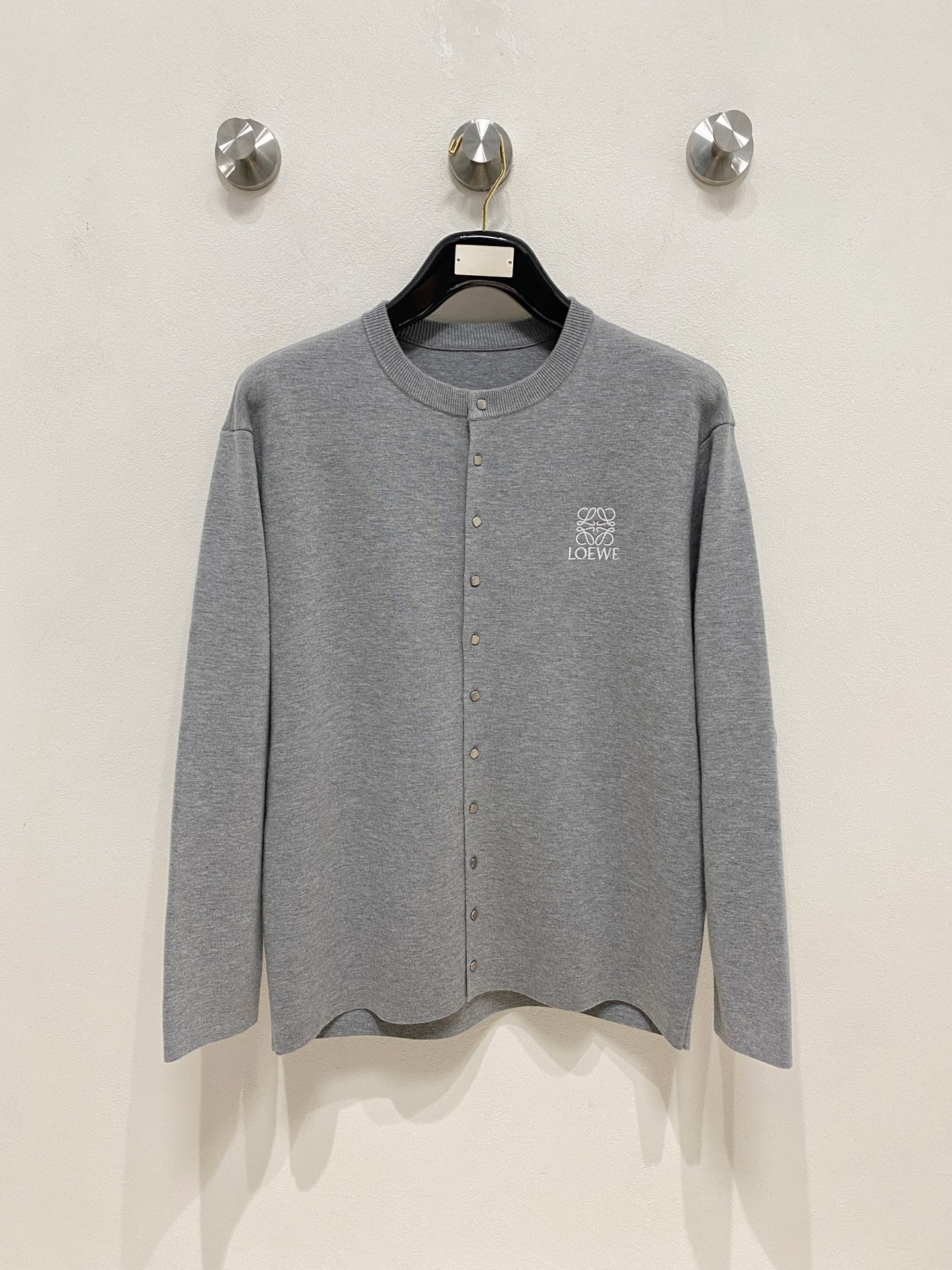 NO:644755,Loewe cardigan, loose fit, perfectly reproduced, European original reproduction with velvet selection, carding and washing techniques, mercerized merino wool, soft, smooth, not pricking the skin, excellent thermal insulation performance, full set of accessories customized, German Stoll automatic loom ready-made garments, size M-319860909罗意威开衫 宽松版型 完美复刻 欧洲原版复刻选绒、梳绒、洗绒工艺 丝光美丽诺羊毛,柔弱,爽滑,不扎皮肤,保暖性能极佳 全套辅料定做,德国斯托尔全自动织机成衣 码数M-3XL 最大可穿195斤左右报单注明身高体重,,loewe,alexander wang,Men's clothing