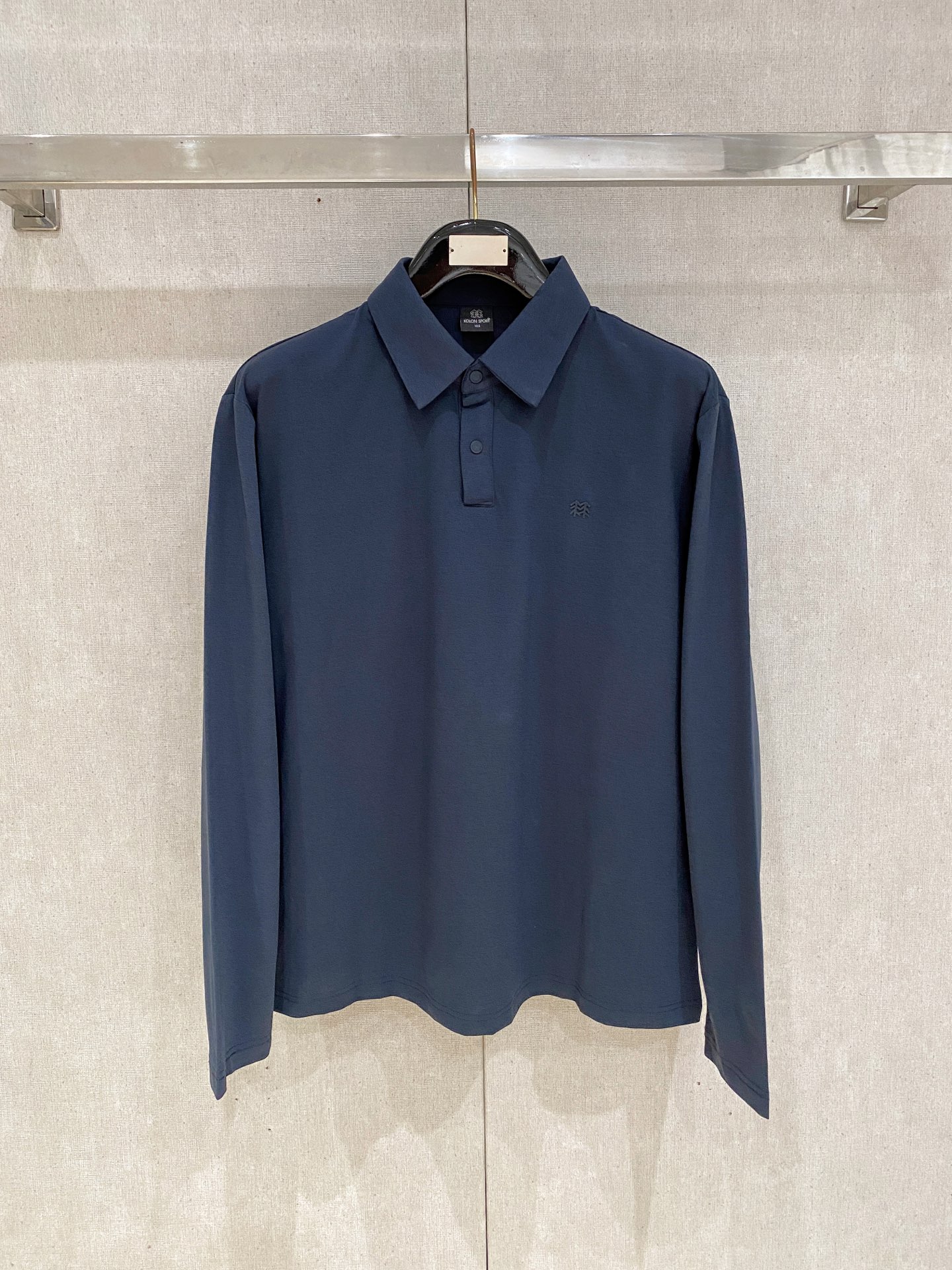 NO:653500,Cologne 25ss [new product] popular polo bottoming shirt. Super avant-garde design style. Delicate and comfortable. Very light to wear and not easy to wrinkle. Multiple craftsmanship. The overall design is quite visual. The upper body is casual and stylish, with a certain degree of stiffness. It is definitely recommended for the temperament that is at the forefront of fashion. It is a must-have for urban leisure. Size M-4Xl,, alexander wang19860909科隆 25ss【新品】polo打底衫爆款 超前卫设计风格 细腻舒适 穿着非常轻便不易起皱.多重重工艺 整体的设计颇具视觉感,上身休闲有型,有一定的挺括度,绝对走在时尚最尖端的气质感推荐,都市休闲必备.码数M-4Xl,,alexander wang,Men's clothing