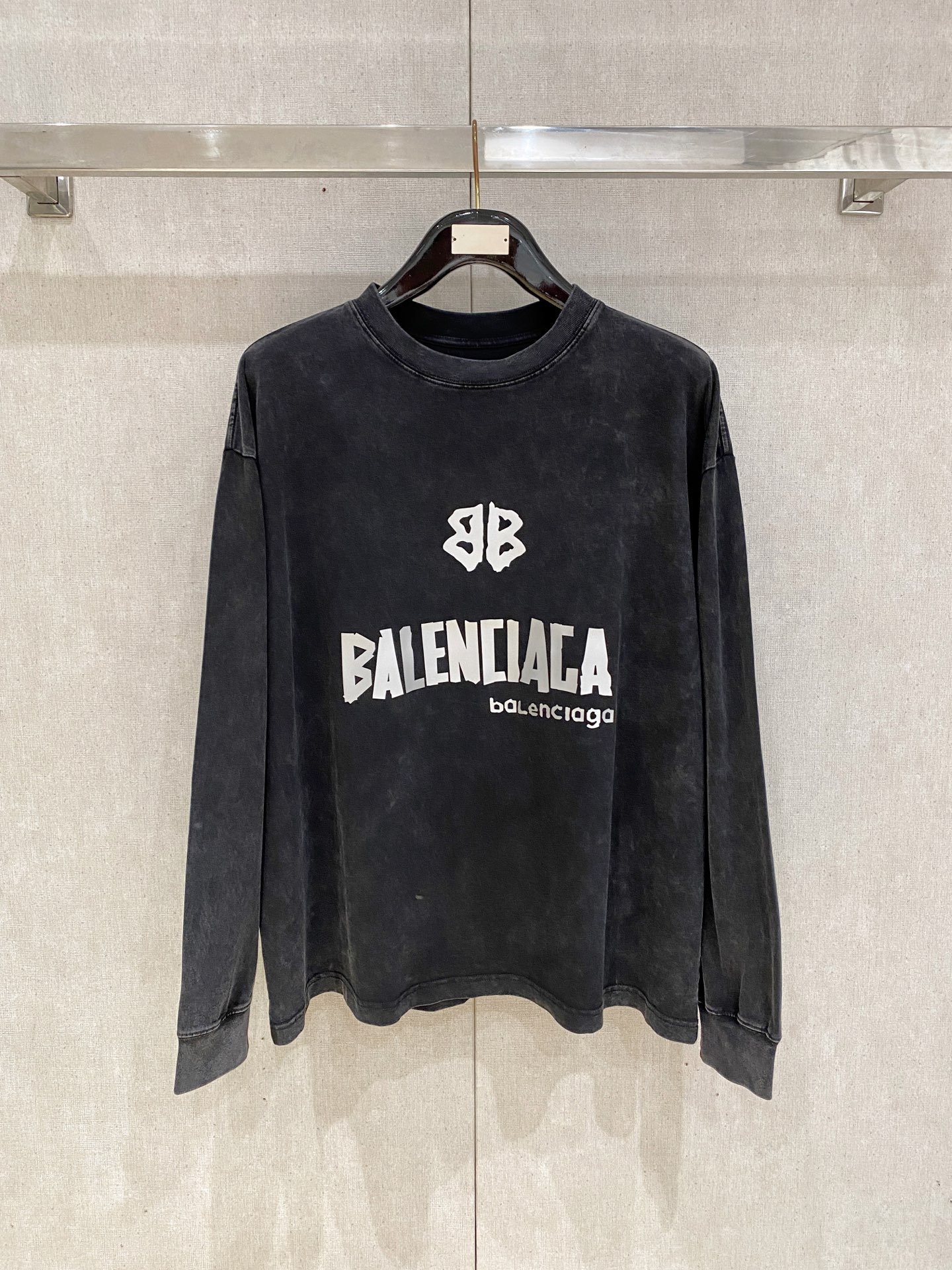 NO:653519,Balenciaga autumn and winter new washed heavy-duty retro sweatshirt for men and women. This washed sweatshirt is made of soft cotton knitted fabric, highlighting modern personality. Oversize tailoring and ribbed knit trimming are the icing on the cake. Size S-2XL,,balenciaga,versace,hoodie,sweatshirts,alexander wang19860909巴黎世家 秋冬新款洗水重工复古卫衣男女同款 这款洗水卫衣选用柔软的棉质针织面料打造,彰显现代个性.Oversize剪裁和罗纹针织饰边锦上添花 码数S-2XL,,balenciaga,versace,hoodie,sweatshirts,alexander wang,Men's clothing