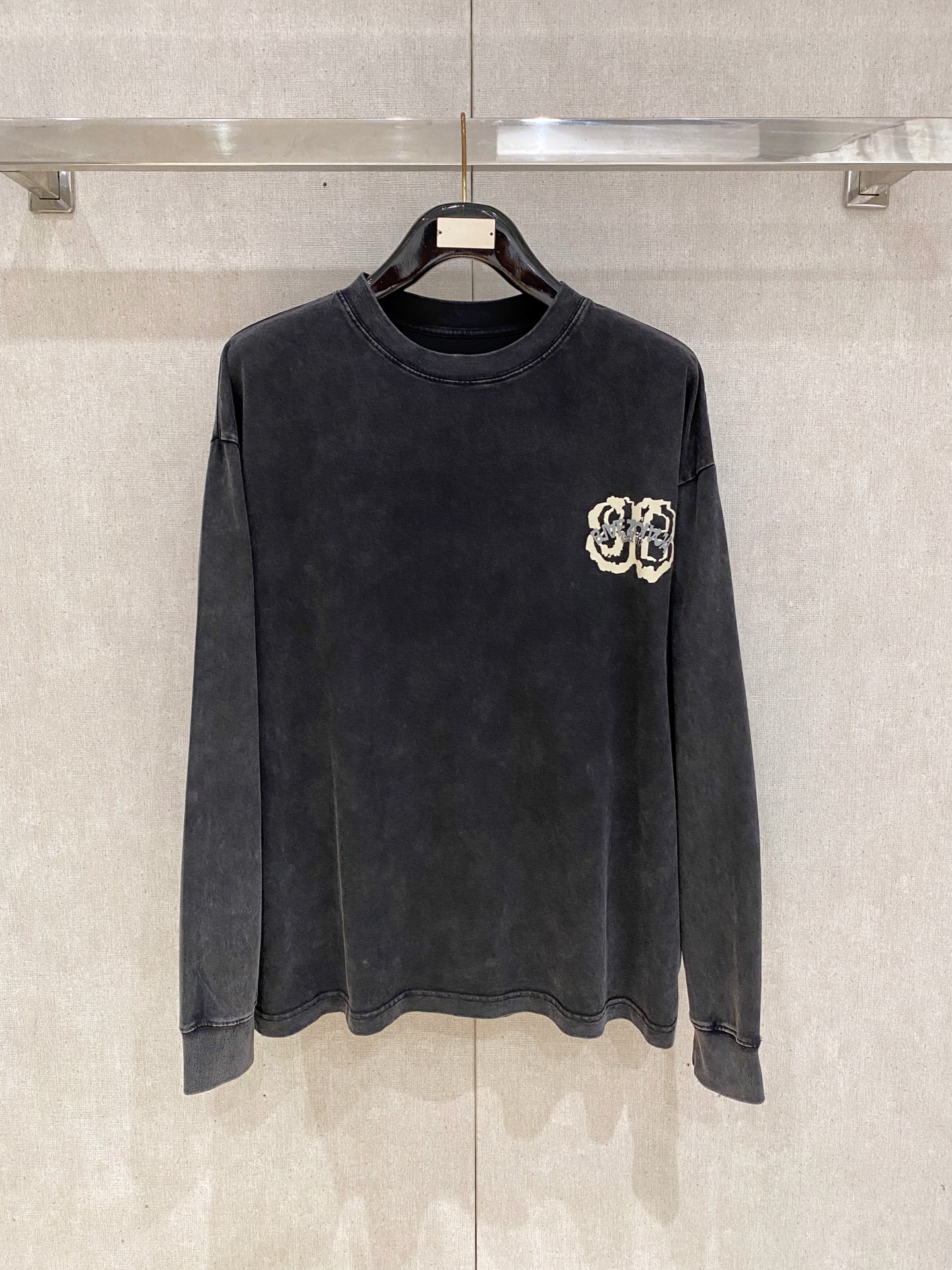 NO:653507,Balenciaga autumn and winter new washed heavy-duty retro sweatshirt for men and women. This washed sweatshirt is made of soft cotton knitted fabric, highlighting modern personality. Oversize tailoring and ribbed knit trimming are the icing on the cake. Size S-2XL,,balenciaga,versace,hoodie,sweatshirts,alexander wang19860909巴黎世家 秋冬新款洗水重工复古卫衣男女同款 这款洗水卫衣选用柔软的棉质针织面料打造,彰显现代个性.Oversize剪裁和罗纹针织饰边锦上添花 码数S-2XL,,balenciaga,versace,hoodie,sweatshirts,alexander wang,Men's clothing