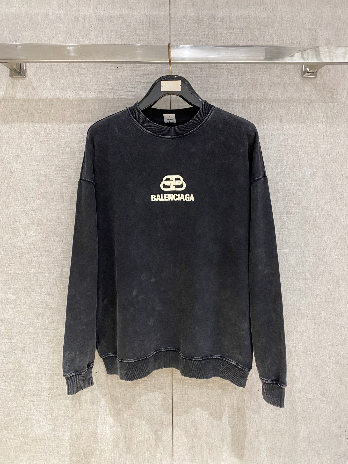 NO:653482,Balenciaga autumn and winter new washed heavy-duty retro sweatshirt for men and women. This washed sweatshirt is made of soft cotton knitted fabric, highlighting modern personality. Oversize tailoring and ribbed knit trimming are the icing on the cake. Size S-2XL,,balenciaga,versace,hoodie,sweatshirts,alexander wang19860909巴黎世家 秋冬新款洗水重工复古卫衣男女同款 这款洗水卫衣选用柔软的棉质针织面料打造,彰显现代个性.Oversize剪裁和罗纹针织饰边锦上添花 码数S-2XL,,balenciaga,versace,hoodie,sweatshirts,alexander wang,Men's clothing