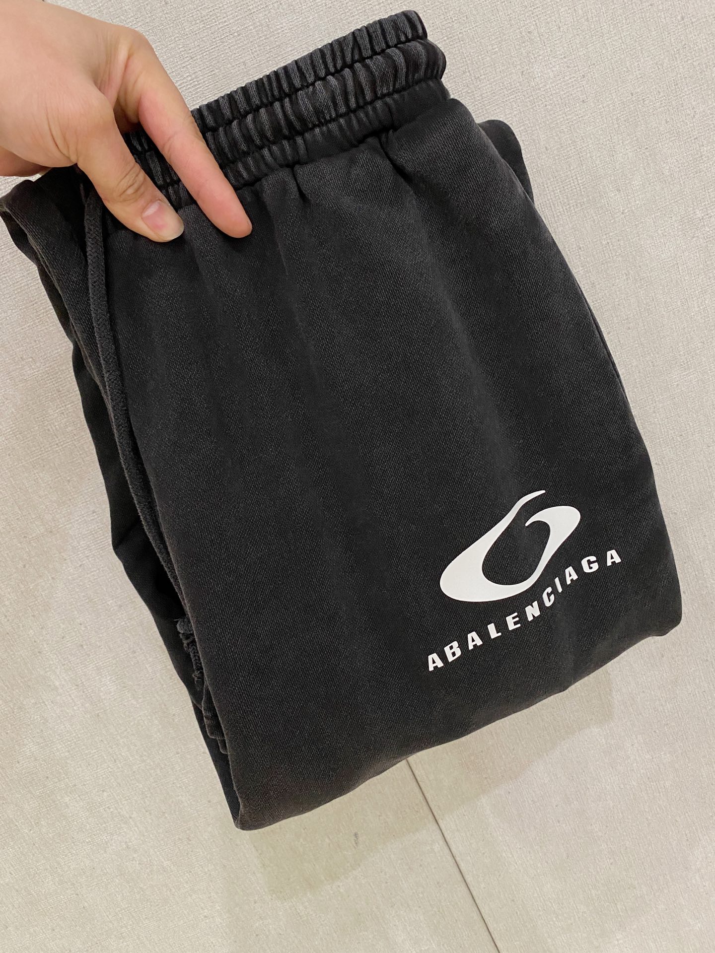 NO:653474,Balenciaga [New Product] Early Autumn 25ss Casual Pants golden classic appears again, original order high-quality fashionable casual pants. Super versatile style. Exclusive custom-made fabric, very wide and stylish, close-fitting and comfortable. Original custom-made counter latest hardware accessories. Super beautiful version, the upper body shows slender legs, the lining and routing are impeccable, you can attend any occasion, and once again emphasize that the fabric is very, very classy! Size S-2Xl,,balenciaga,alexander wang19860909巴黎世家【新品】早秋25ss休闲裤金典再次出现,原单订制高品质时尚休闲裤.超级百搭款.独家定制面料,挺阔有型,贴身舒适.原版定制专柜最新五金辅料.超靓版型、上身显腿修长,內里,走线都无可挑剔,任何场合都可出席,再次强调面料非常非常显档次！码数 S-2Xl,,balenciaga,alexander wang,Men's clothing