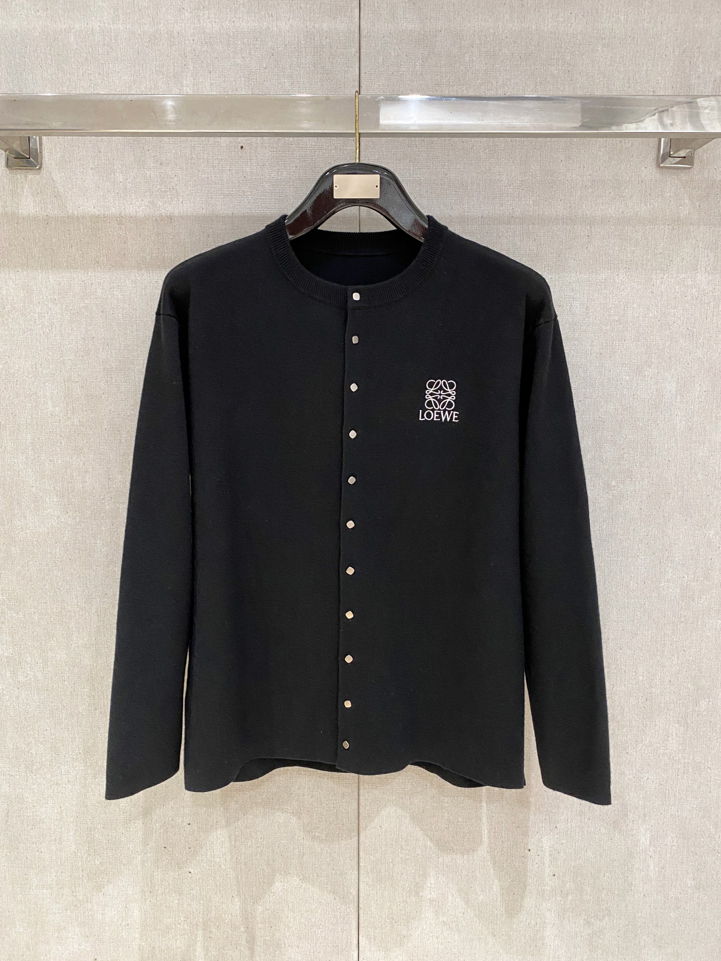 NO:653450,Loewe cardigan, loose fit, perfectly reproduced, European original reproduction with velvet selection, carding and washing techniques, mercerized merino wool, soft, smooth, not pricking the skin, excellent thermal insulation performance, full set of accessories customized, German Stoll automatic loom ready-made garments, size M-319860909罗意威开衫 宽松版型 完美复刻 欧洲原版复刻选绒、梳绒、洗绒工艺 丝光美丽诺羊毛,柔弱,爽滑,不扎皮肤,保暖性能极佳 全套辅料定做,德国斯托尔全自动织机成衣 码数M-3XL 最大可穿195斤左右报单注明身高体重,,loewe,alexander wang,Men's clothing