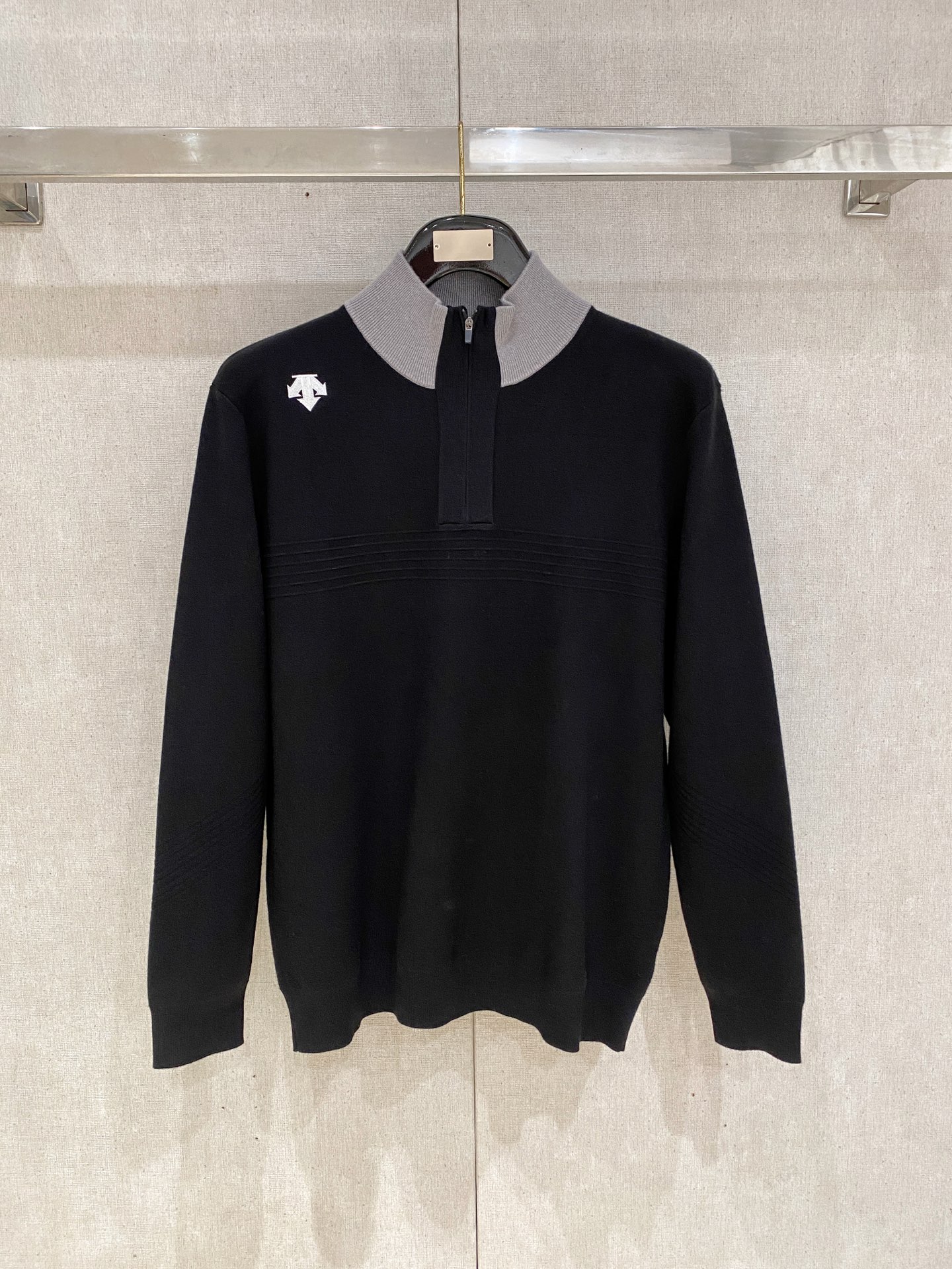 NO:653466,Descente Loose fit, perfectly reproduced. European original reproduction with velvet selection, carding and washing techniques. Mercerized merino wool, soft, smooth, does not prick the skin, and has excellent thermal insulation properties. A full set of accessories are custom-made, and the ready-made garments are made on German Stoll automatic looms. The size of the garment is M-2XL. The maximum wear is about 195 pounds. Please indicate your height and weight when ordering,  19860909迪桑特 宽松版型 完美复刻 欧洲原版复刻选绒、梳绒、洗绒工艺 丝光美丽诺羊毛,柔弱,爽滑,不扎皮肤,保暖性能极佳 全套辅料定做,德国斯托尔全自动织机成衣 码数M-2XL 最大可穿195斤左右报单注明身高体重,, ,Men's clothing