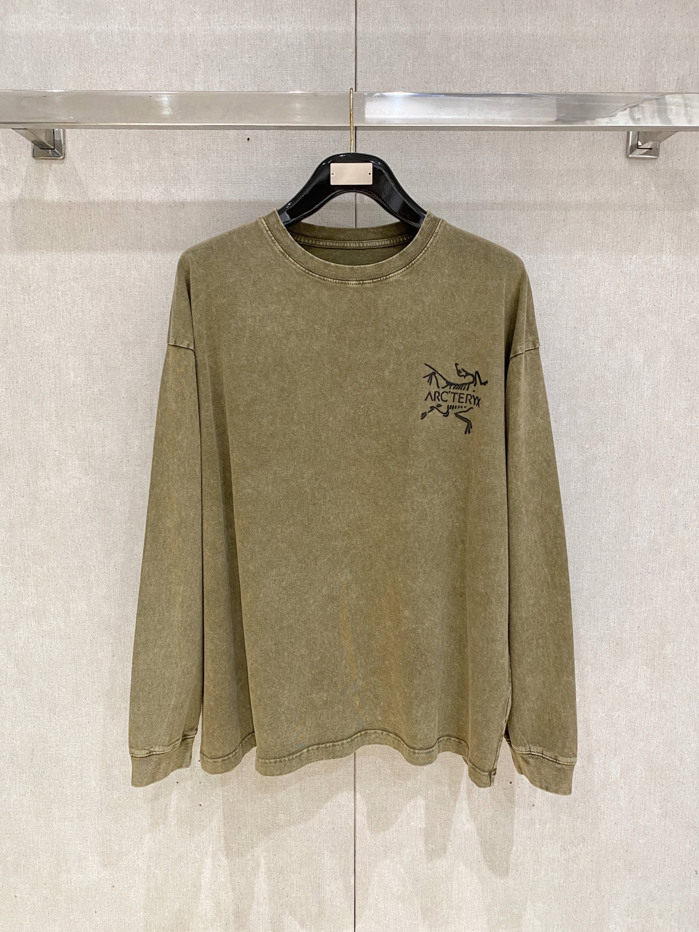 NO:653513,Arc'teryx autumn and winter new washed heavy-duty retro sweatshirt for men and women. This washed sweatshirt is made of soft cotton knitted fabric, highlighting modern personality. Oversize tailoring and rib knit trimming are the icing on the cake. Size S-2XL,,versacearc'teryx,hoodie,sweatshirts,alexander wang19860909始祖鸟 秋冬新款洗水重工复古卫衣男女同款 这款洗水卫衣选用柔软的棉质针织面料打造,彰显现代个性.Oversize剪裁和罗纹针织饰边锦上添花 码数S-2XL,,versacearc'teryx,hoodie,sweatshirts,alexander wang,Men's clothing