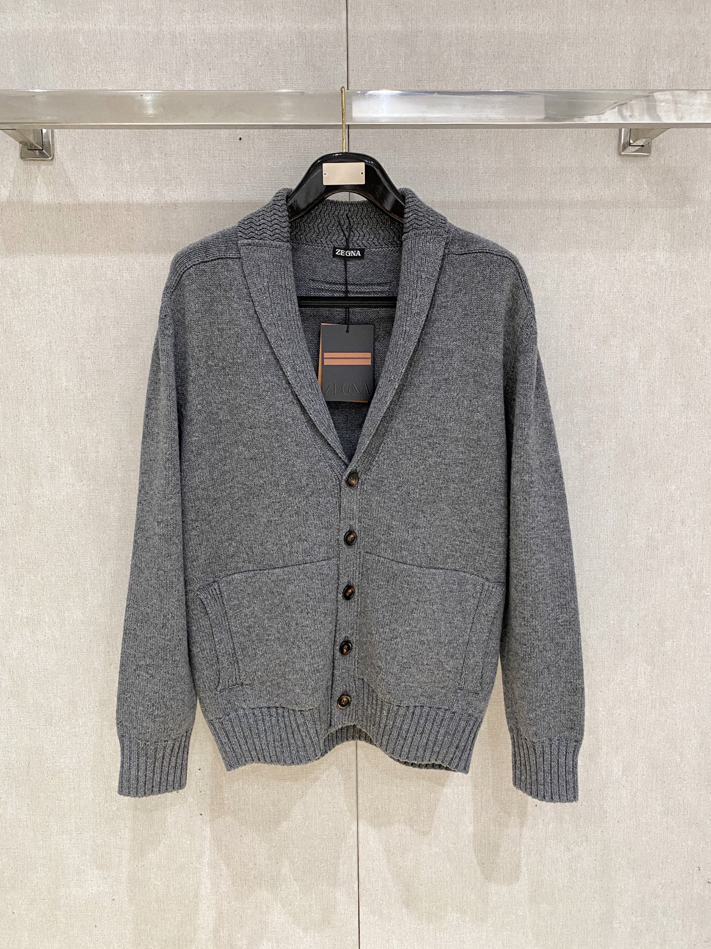 NO:653458,Ermenegildo Zegna Loose fit, perfectly reproduced European original reproduction of velvet, carding and washing techniques Mercerized merino wool, soft, smooth, not pricking the skin, excellent thermal insulation properties Full set of accessories customized, German Stoll fully automatic loom ready-made garment Size M-2XL Maximum wearing capacity is about 195 pounds Please indicate your height and weight when ordering, zegna, alexander wang19860909杰尼亚 宽松版型 完美复刻 欧洲原版复刻选绒、梳绒、洗绒工艺 丝光美丽诺羊毛,柔弱,爽滑,不扎皮肤,保暖性能极佳 全套辅料定做,德国斯托尔全自动织机成衣 码数M-2XL 最大可穿195斤左右报单注明身高体重,,zegna,alexander wang,Men's clothing