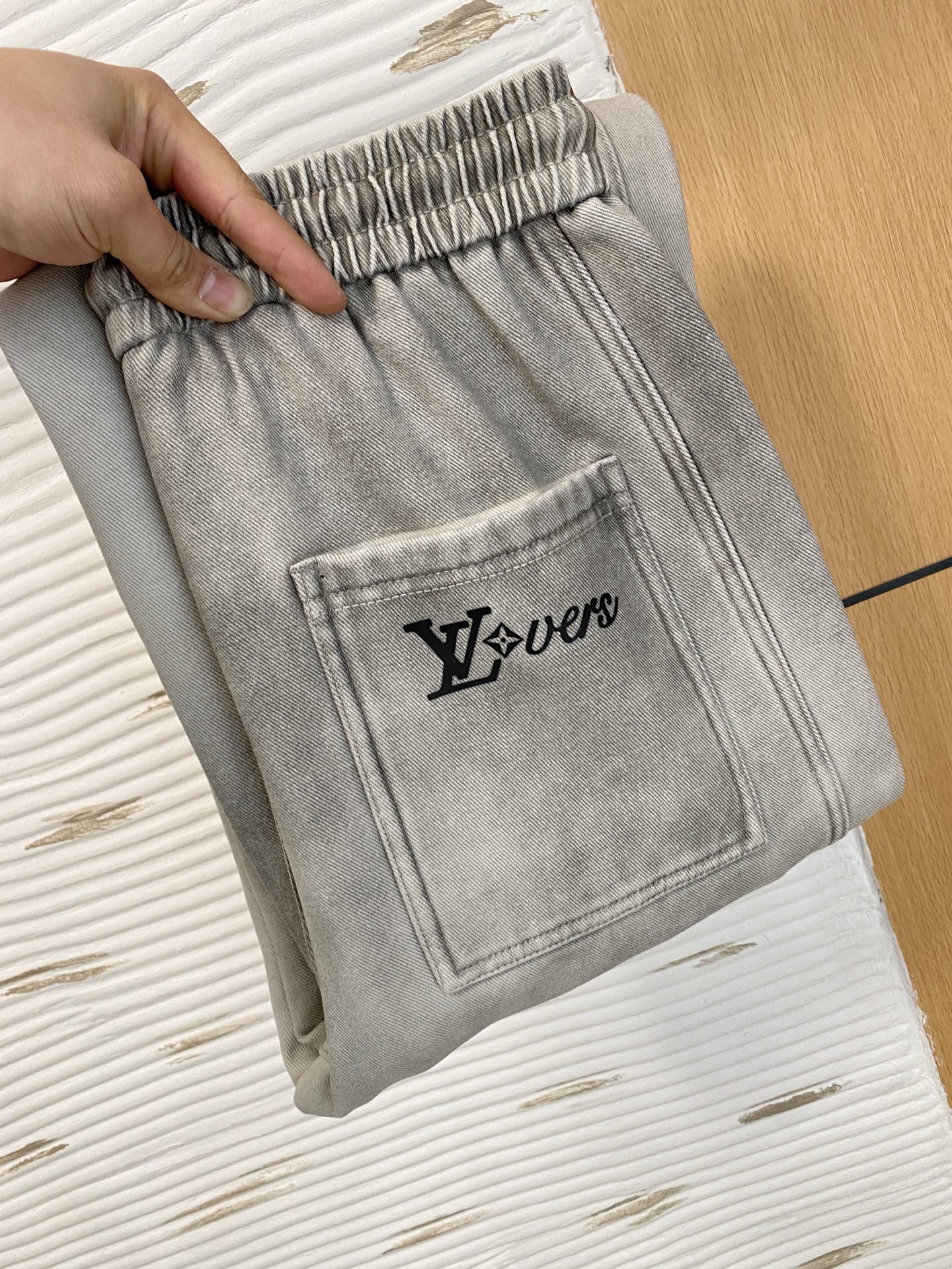 NO:648001,Lv 2025 autumn and winter latest series of men's thickened casual pants!  It's lined with velvet and is very warm, so those in the north should quickly prepare it!  Made of customer-supplied elastic soft cotton material, soft and delicate, and feels great!  The brand style is clear at a glance!  Minimalist design, no extra exaggerated elements to declare victory, fine details, original custom-made hardware accessories, just the right thickness, easy to control in all weathers, classic color upper body, very energetic, multiple styles of wear, casual business, daily life, fashion trends can be controlled!  The overall style and fashion sense are extremely outstanding, bringing extraordinary clothing taste!  Size M-XXXL,,louis vuitton,alexander wang19860909Lv 2025秋冬最新系列男士加厚休闲裤！ 内里加绒,非常保暖,北方的宝子们赶紧备上！ 采用客供弹力柔棉材质,柔软细腻,手感绝佳！品牌格调一览无余！极简主义设计,没有多余浮夸的元素来宣兵夺主,细节做工精细,五金配件原版定制,厚薄程度也是恰到好处,轻松驾驭各种天气,经典颜色上身很显精气神,多种风格穿搭,休闲商务、日常生活、时尚潮流均可驾驭！整体不论是档次还是时尚感都是极为出色的,带来非凡的衣着品味！ 尺码M-XXXL,,louis vuitton,alexander wang,Men's clothing