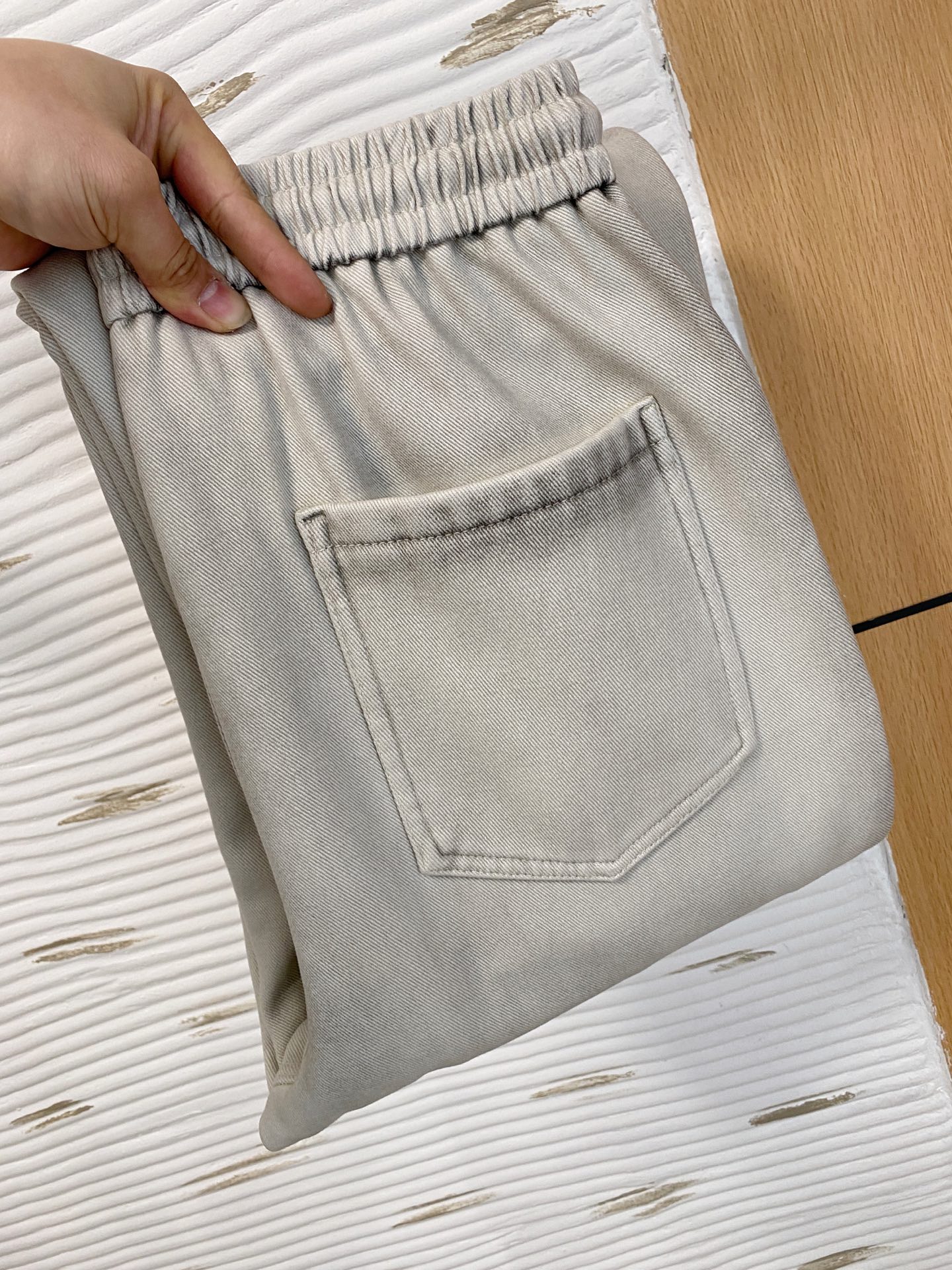 NO:648040,Margiela's latest 2025 autumn and winter series of men's thickened casual pants!  It's lined with velvet and is very warm, so those in the north should quickly prepare it!  Made of customer-supplied elastic soft cotton material, soft and delicate, and feels great!  The brand style is clear at a glance!  Minimalist design, no extra exaggerated elements to declare victory, fine details, original custom-made hardware accessories, just the right thickness, easy to control in all weathers, classic color upper body, very energetic, multiple styles of wear, casual business, daily life, fashion trends can be controlled!  The overall style and fashion sense are extremely outstanding, bringing extraordinary clothing taste!  Size m-xxxl,,masion margiela,alexander wang19860909马吉拉 2025秋冬最新系列男士加厚休闲裤！ 内里加绒,非常保暖,北方的宝子们赶紧备上！ 采用客供弹力柔棉材质,柔软细腻,手感绝佳！品牌格调一览无余！极简主义设计,没有多余浮夸的元素来宣兵夺主,细节做工精细,五金配件原版定制,厚薄程度也是恰到好处,轻松驾驭各种天气,经典颜色上身很显精气神,多种风格穿搭,休闲商务、日常生活、时尚潮流均可驾驭！整体不论是档次还是时尚感都是极为出色的,带来非凡的衣着品味！ 尺码m-xxxl,,masion margiela,alexander wang,Men's clothing